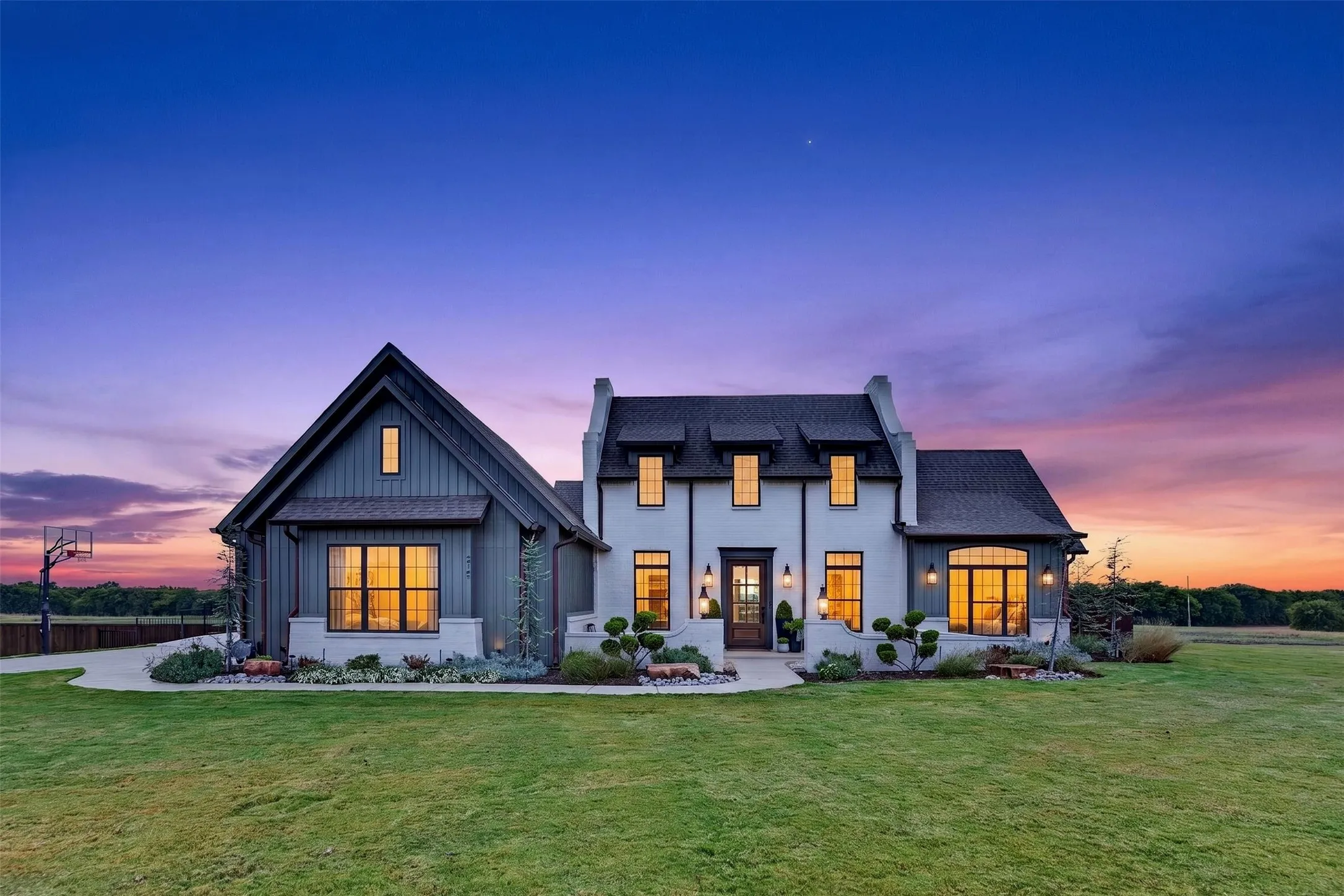 Single Family Residence For Sale in Ellis County , 210 Low Bird Lane, Waxahachie, Texas 75167, 5 Bedroom, 4 Bathroom, 4 Garage spaces, 3,743 Sqft, built in 2022, mls#21392334, Real Estate Agent in Waxahachie, Homes For Sale in Ellis county, Homes For Sale in Waxahachie, Realtor in Waxahachie Texas, Real Estate Brokerage Independent Realty Texas, Luminita Cordes Realtor
