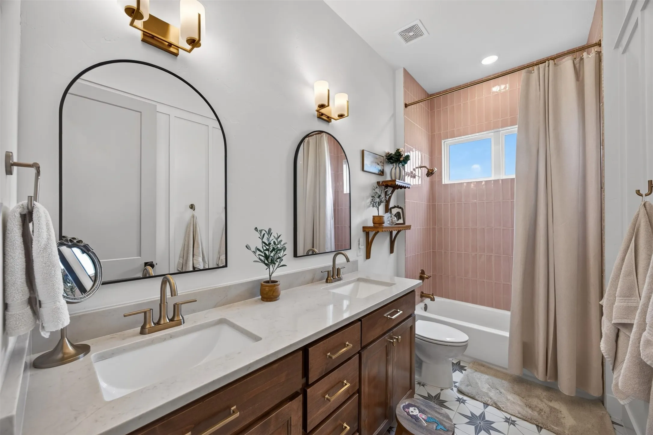 Single Family Residence For Sale in Ellis County , 210 Low Bird Lane, Waxahachie, Texas 75167, 5 Bedroom, 4 Bathroom, 4 Garage spaces, 3,743 Sqft, built in 2022, mls#21392334, Real Estate Agent in Waxahachie, Homes For Sale in Ellis county, Homes For Sale in Waxahachie, Realtor in Waxahachie Texas, Real Estate Brokerage Independent Realty Texas, Luminita Cordes Realtor