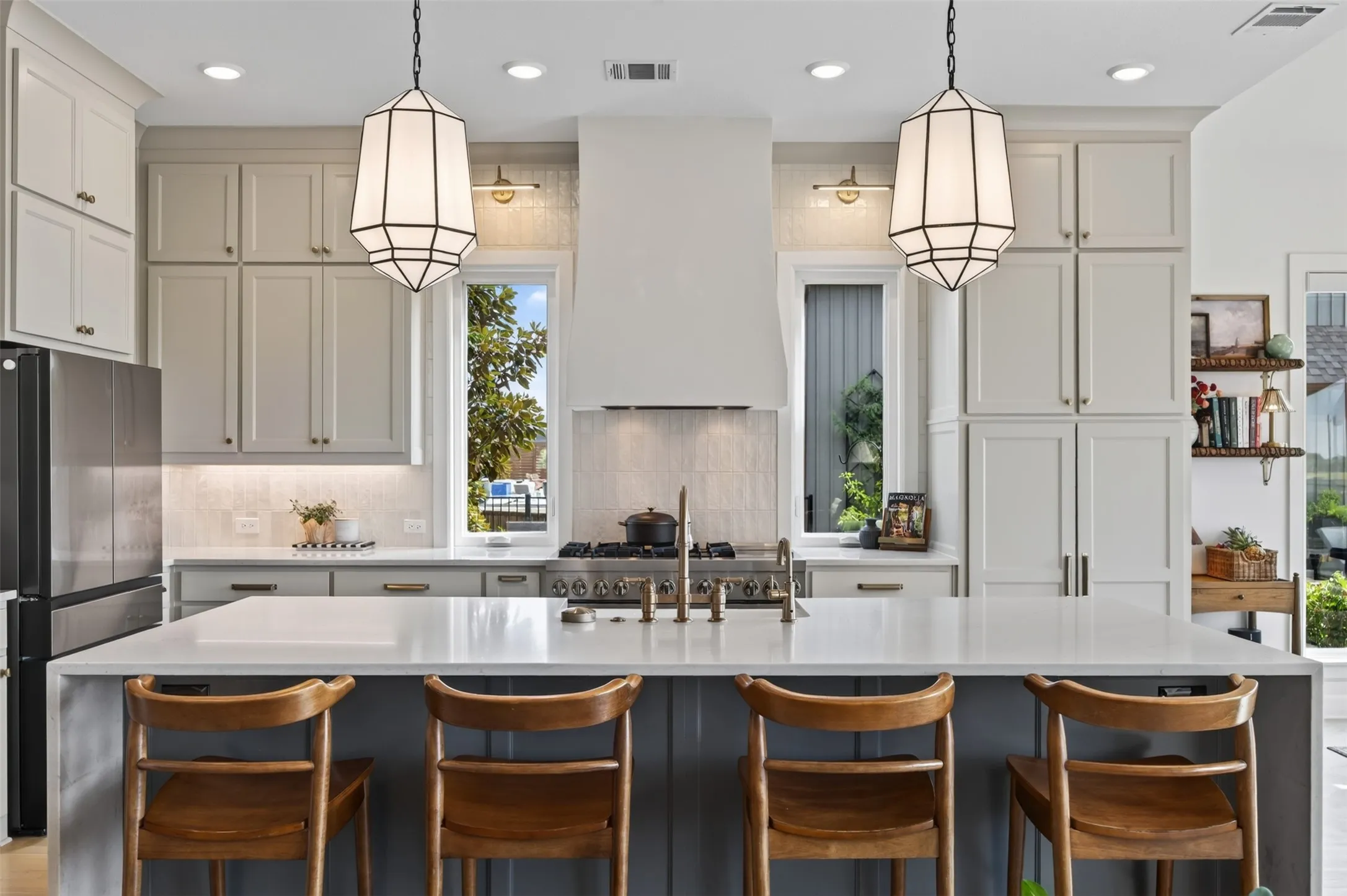Single Family Residence For Sale in Ellis County , 210 Low Bird Lane, Waxahachie, Texas 75167, 5 Bedroom, 4 Bathroom, 4 Garage spaces, 3,743 Sqft, built in 2022, mls#21392334, Real Estate Agent in Waxahachie, Homes For Sale in Ellis county, Homes For Sale in Waxahachie, Realtor in Waxahachie Texas, Real Estate Brokerage Independent Realty Texas, Luminita Cordes Realtor