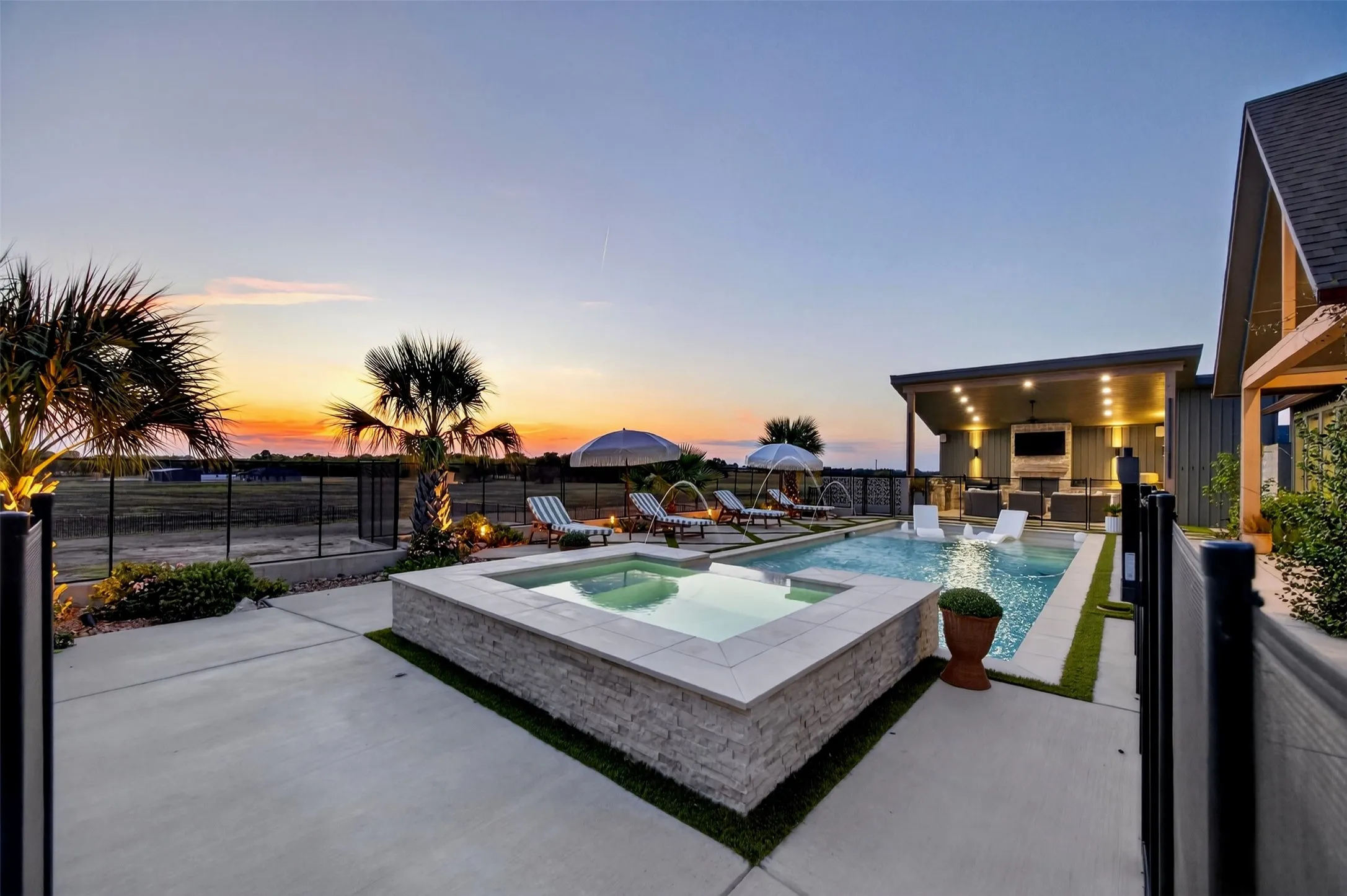 Single Family Residence For Sale in Ellis County , 210 Low Bird Lane, Waxahachie, Texas 75167, 5 Bedroom, 4 Bathroom, 4 Garage spaces, 3,743 Sqft, built in 2022, mls#21392334, Real Estate Agent in Waxahachie, Homes For Sale in Ellis county, Homes For Sale in Waxahachie, Realtor in Waxahachie Texas, Real Estate Brokerage Independent Realty Texas, Luminita Cordes Realtor