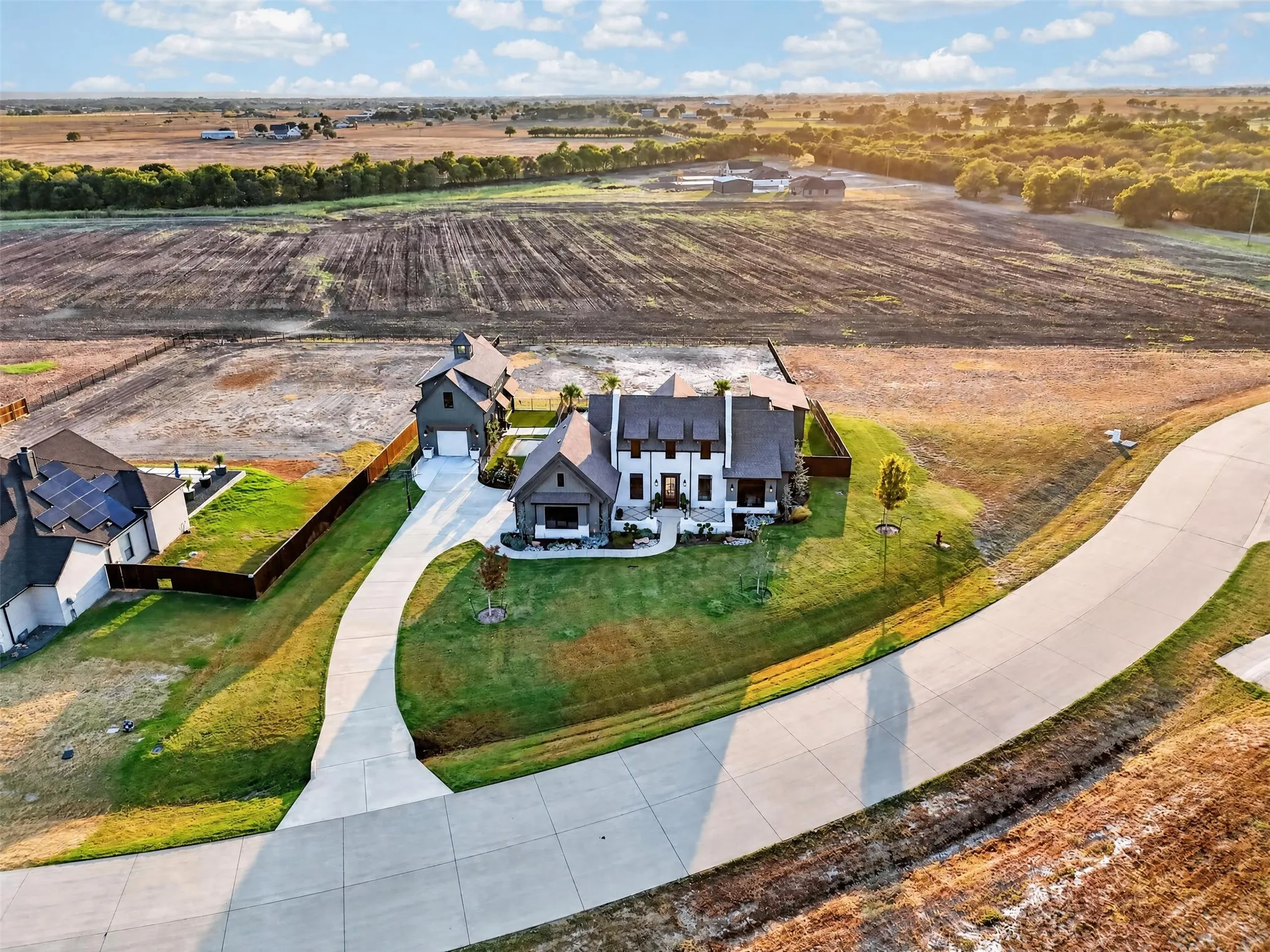 Single Family Residence For Sale in Ellis County , 210 Low Bird Lane, Waxahachie, Texas 75167, 5 Bedroom, 4 Bathroom, 4 Garage spaces, 3,743 Sqft, built in 2022, mls#21392334, Real Estate Agent in Waxahachie, Homes For Sale in Ellis county, Homes For Sale in Waxahachie, Realtor in Waxahachie Texas, Real Estate Brokerage Independent Realty Texas, Luminita Cordes Realtor