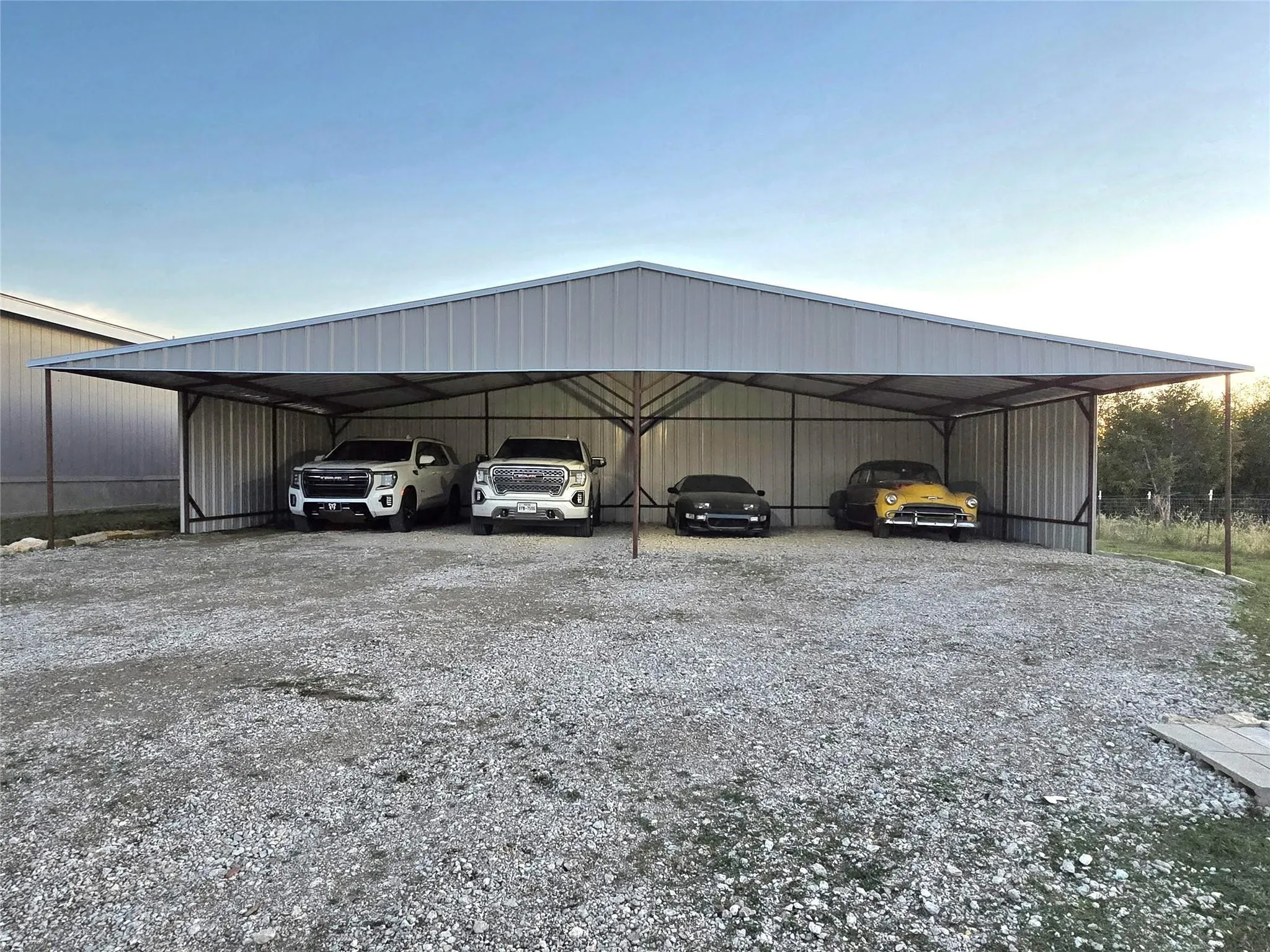 Single Family Residence For Sale in Hunt County , 4081 Fm 2736, Campbell, Texas 75422, 5 Bedroom, 3 Bathroom, Garage spaces, 3,192 Sqft, built in 2018, mls#21399759, Real Estate Agent in Campbell, Homes For Sale in Hunt county, Homes For Sale in Campbell, Realtor in Campbell Texas, Real Estate Brokerage Independent Realty Texas, Luminita Cordes Realtor