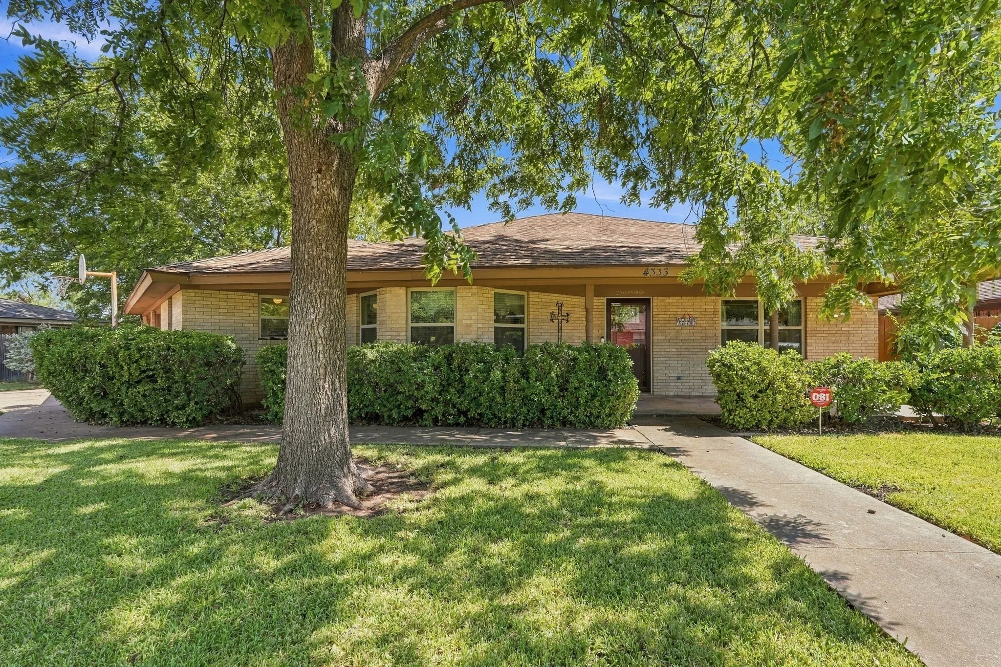 Single Family Residence For Sale in Taylor County , 4333 Caprock Road, Abilene, Texas 79606, 4 Bedroom, 2 Bathroom, 2 Garage spaces, 2,737 Sqft, built in 1966, mls#21400427, Real Estate Agent in Abilene, Homes For Sale in Taylor county, Homes For Sale in Abilene, Realtor in Abilene Texas, Real Estate Brokerage Independent Realty Texas, Luminita Cordes Realtor