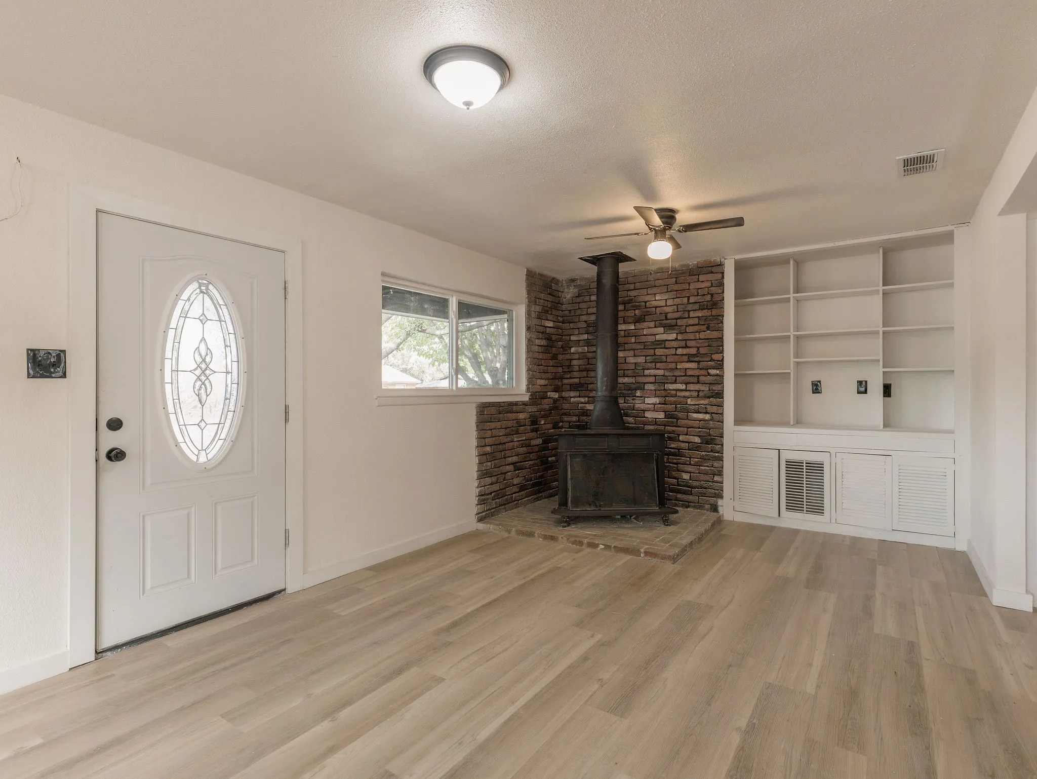 Single Family Residence For Sale in Tarrant County , 6700 Karen Drive, North Richland Hills, Texas 76180, 3 Bedroom, 2 Bathroom, Garage spaces, 1,636 Sqft, built in 1961, mls#21400591, Real Estate Agent in North Richland Hills, Homes For Sale in Tarrant county, Homes For Sale in North Richland Hills, Realtor in North Richland Hills Texas, Real Estate Brokerage Independent Realty Texas, Luminita Cordes Realtor