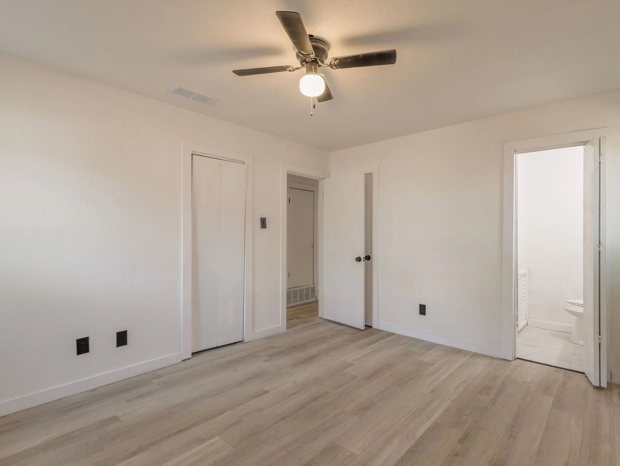 Single Family Residence For Sale in Tarrant County , 6700 Karen Drive, North Richland Hills, Texas 76180, 3 Bedroom, 2 Bathroom, Garage spaces, 1,636 Sqft, built in 1961, mls#21400591, Real Estate Agent in North Richland Hills, Homes For Sale in Tarrant county, Homes For Sale in North Richland Hills, Realtor in North Richland Hills Texas, Real Estate Brokerage Independent Realty Texas, Luminita Cordes Realtor