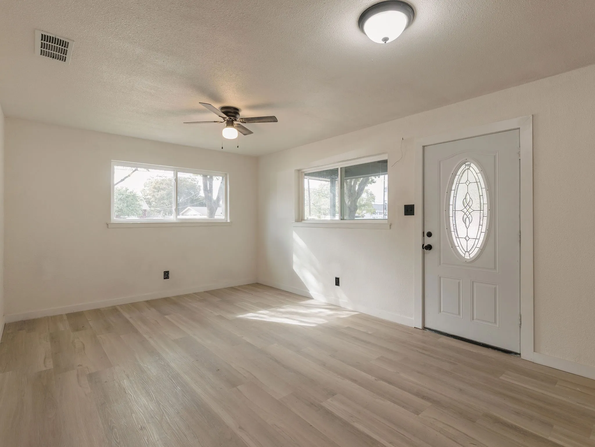 Single Family Residence For Sale in Tarrant County , 6700 Karen Drive, North Richland Hills, Texas 76180, 3 Bedroom, 2 Bathroom, Garage spaces, 1,636 Sqft, built in 1961, mls#21400591, Real Estate Agent in North Richland Hills, Homes For Sale in Tarrant county, Homes For Sale in North Richland Hills, Realtor in North Richland Hills Texas, Real Estate Brokerage Independent Realty Texas, Luminita Cordes Realtor