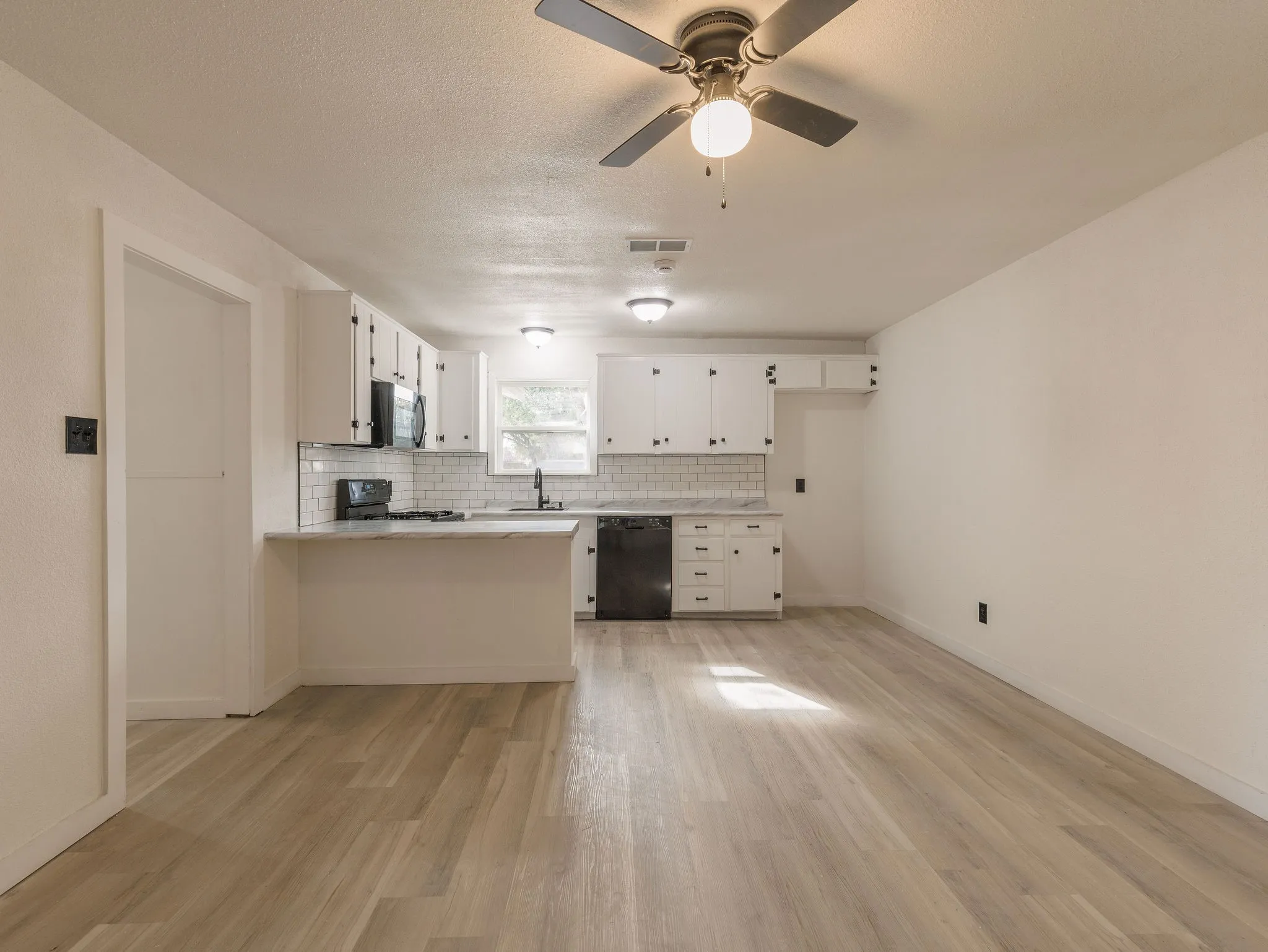 Single Family Residence For Sale in Tarrant County , 6700 Karen Drive, North Richland Hills, Texas 76180, 3 Bedroom, 2 Bathroom, Garage spaces, 1,636 Sqft, built in 1961, mls#21400591, Real Estate Agent in North Richland Hills, Homes For Sale in Tarrant county, Homes For Sale in North Richland Hills, Realtor in North Richland Hills Texas, Real Estate Brokerage Independent Realty Texas, Luminita Cordes Realtor