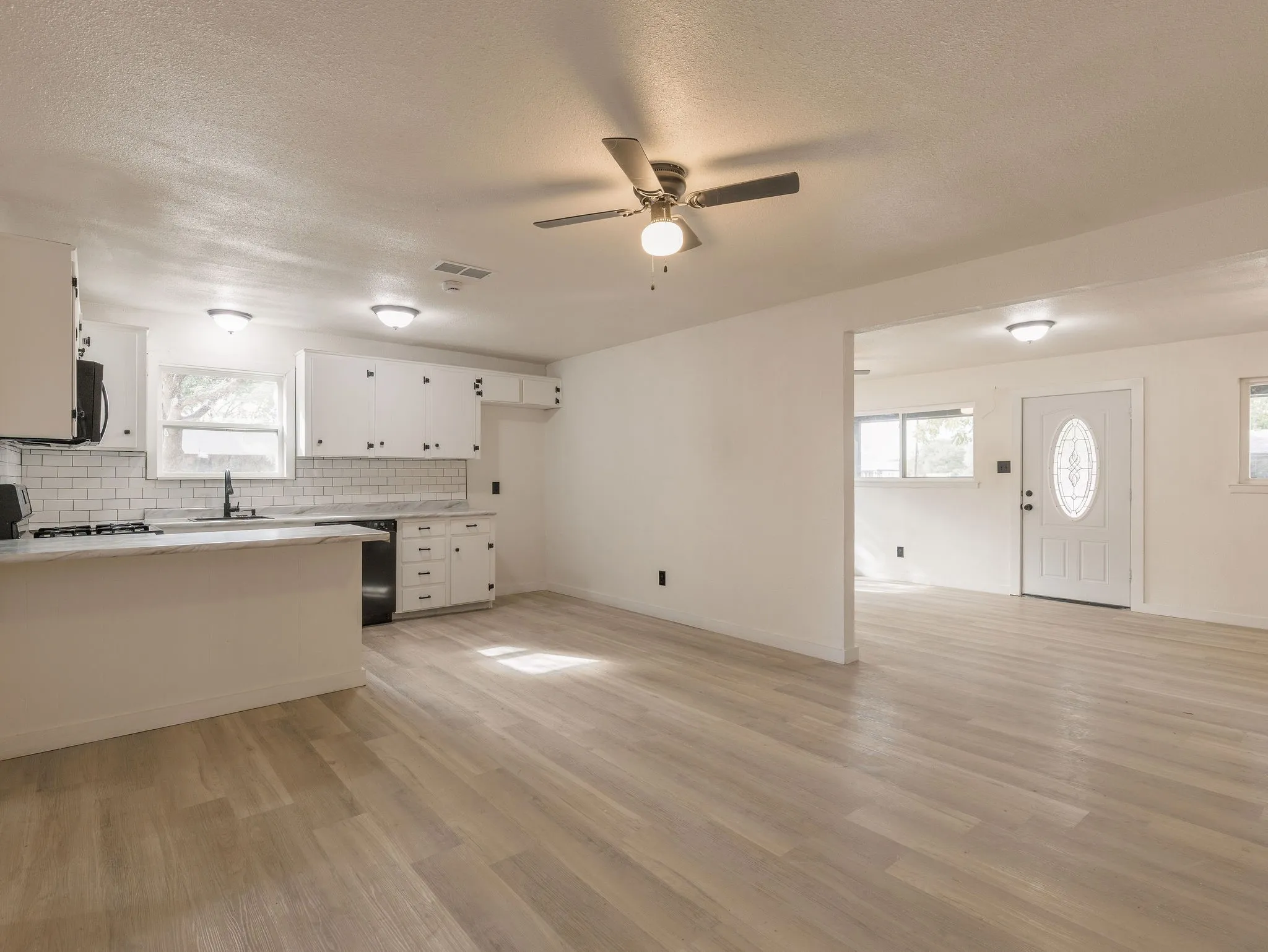Single Family Residence For Sale in Tarrant County , 6700 Karen Drive, North Richland Hills, Texas 76180, 3 Bedroom, 2 Bathroom, Garage spaces, 1,636 Sqft, built in 1961, mls#21400591, Real Estate Agent in North Richland Hills, Homes For Sale in Tarrant county, Homes For Sale in North Richland Hills, Realtor in North Richland Hills Texas, Real Estate Brokerage Independent Realty Texas, Luminita Cordes Realtor