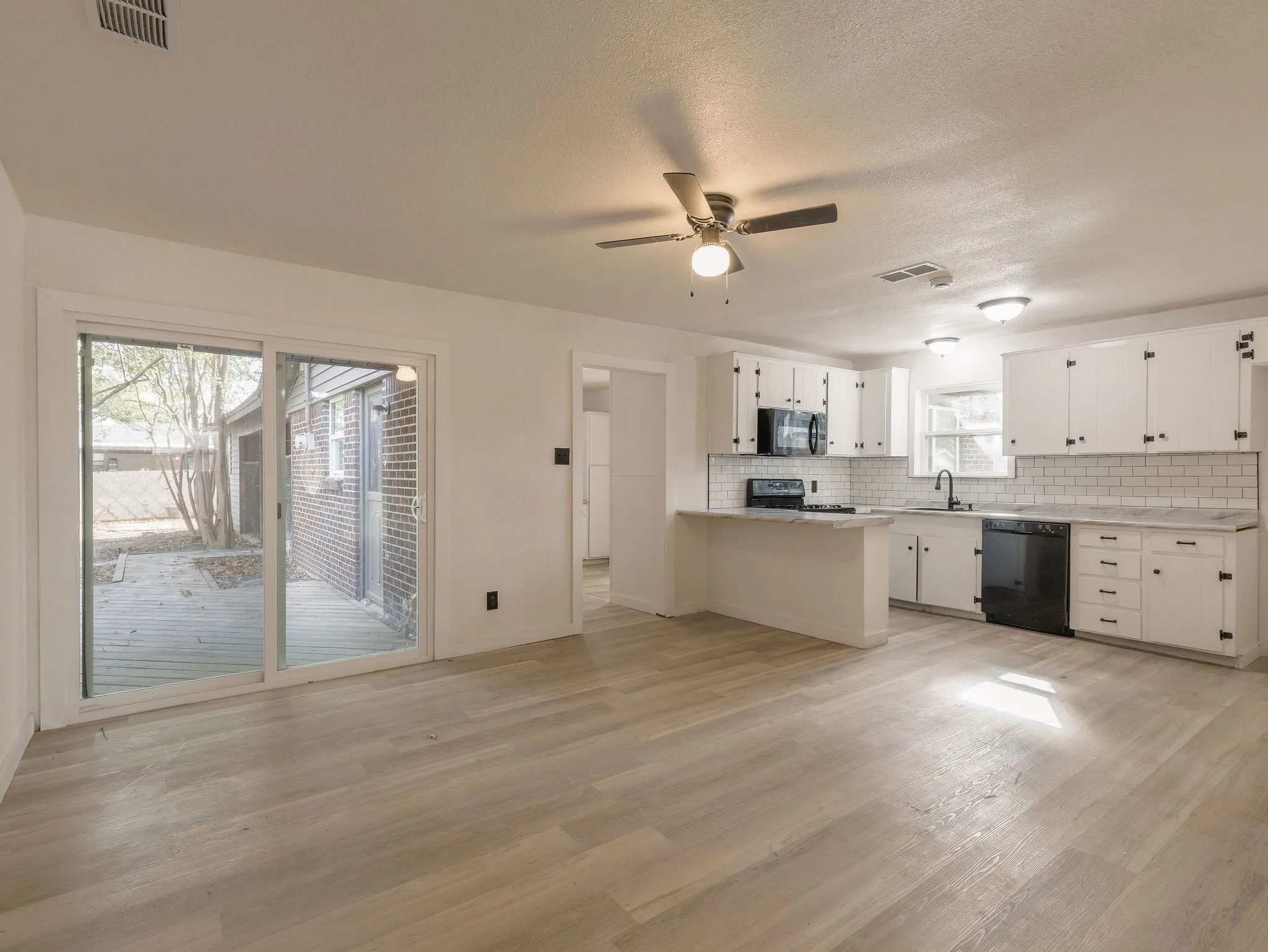 Single Family Residence For Sale in Tarrant County , 6700 Karen Drive, North Richland Hills, Texas 76180, 3 Bedroom, 2 Bathroom, Garage spaces, 1,636 Sqft, built in 1961, mls#21400591, Real Estate Agent in North Richland Hills, Homes For Sale in Tarrant county, Homes For Sale in North Richland Hills, Realtor in North Richland Hills Texas, Real Estate Brokerage Independent Realty Texas, Luminita Cordes Realtor