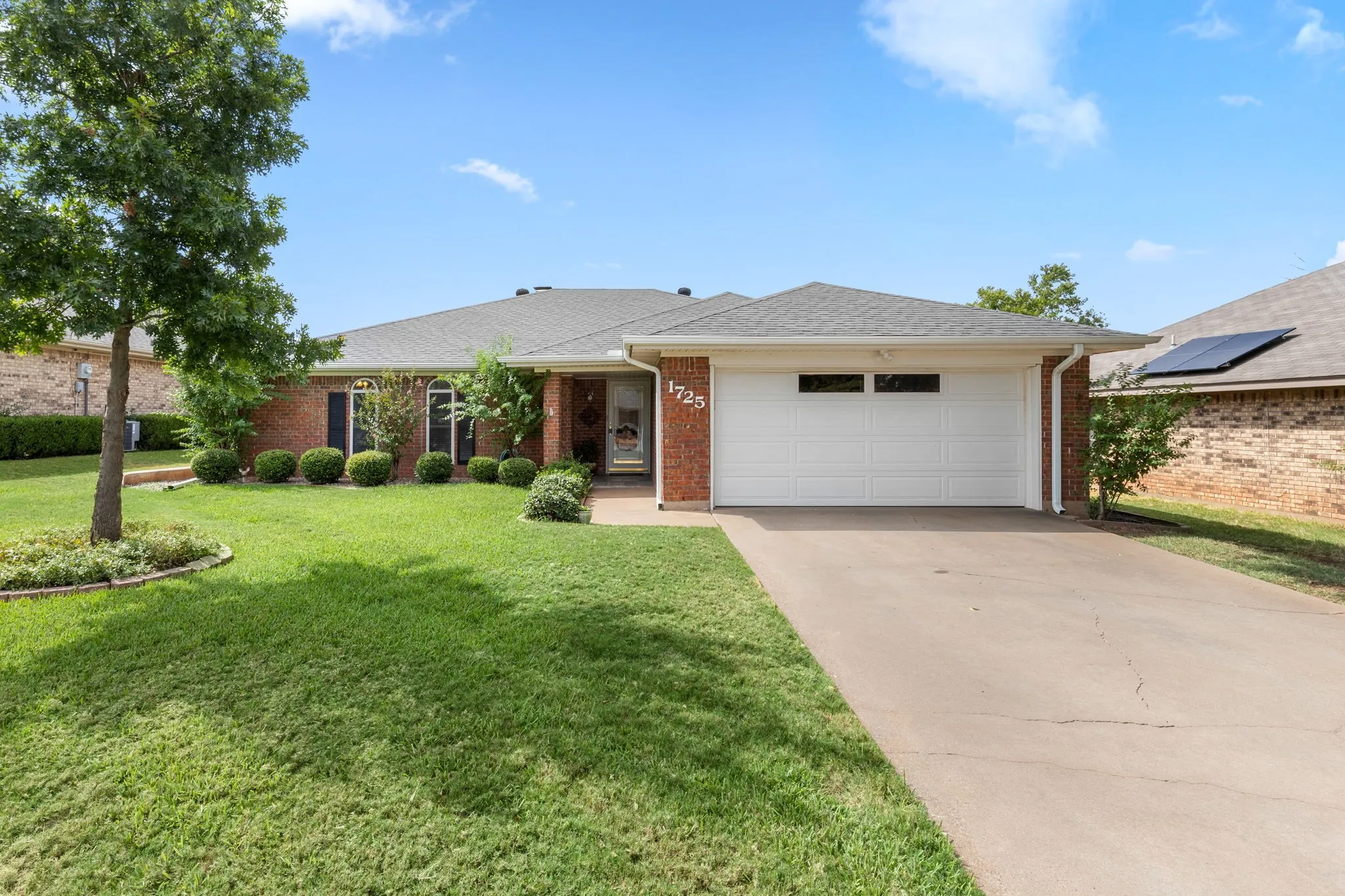 Single Family Residence For Sale in Wichita County , 1725 Meadowcliff Drive, Wichita Falls, Texas 76302, 3 Bedroom, 2 Bathroom, 2 Garage spaces, 1,684 Sqft, built in 1979, mls#21401109, Real Estate Agent in Wichita Falls, Homes For Sale in Wichita county, Homes For Sale in Wichita Falls, Realtor in Wichita Falls Texas, Real Estate Brokerage Independent Realty Texas, Luminita Cordes Realtor