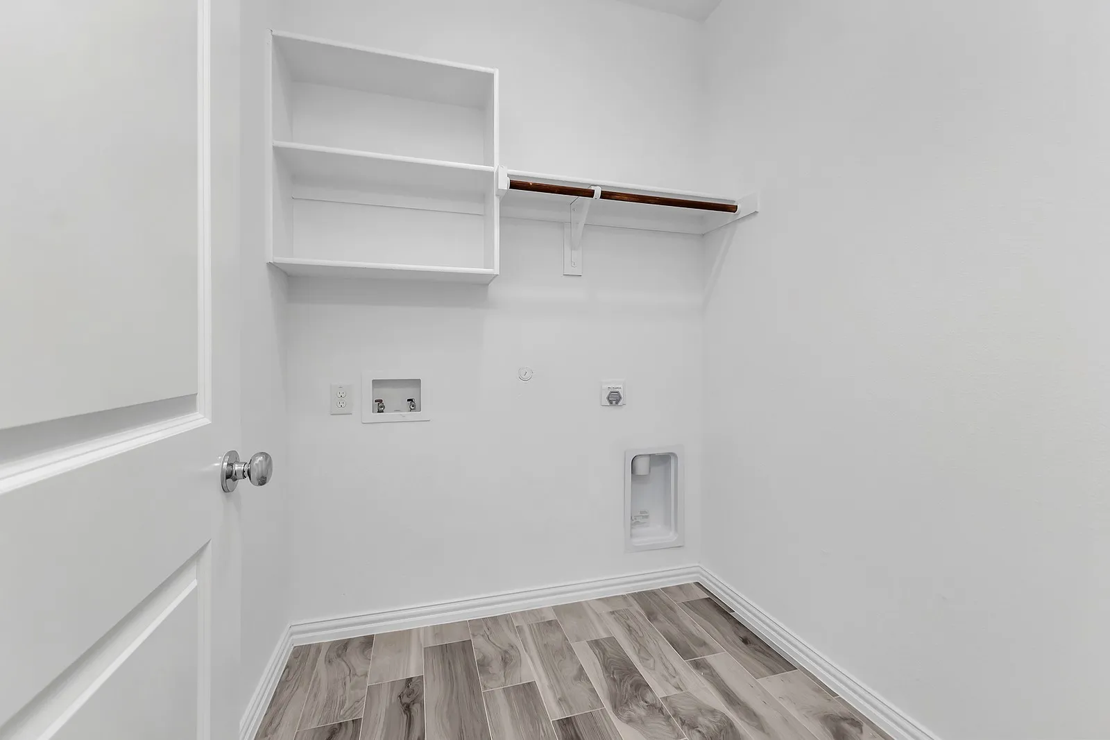 Laundry area with washer hookup, hookup for an electric dryer, hookup for a gas dryer, and light wood-type flooring