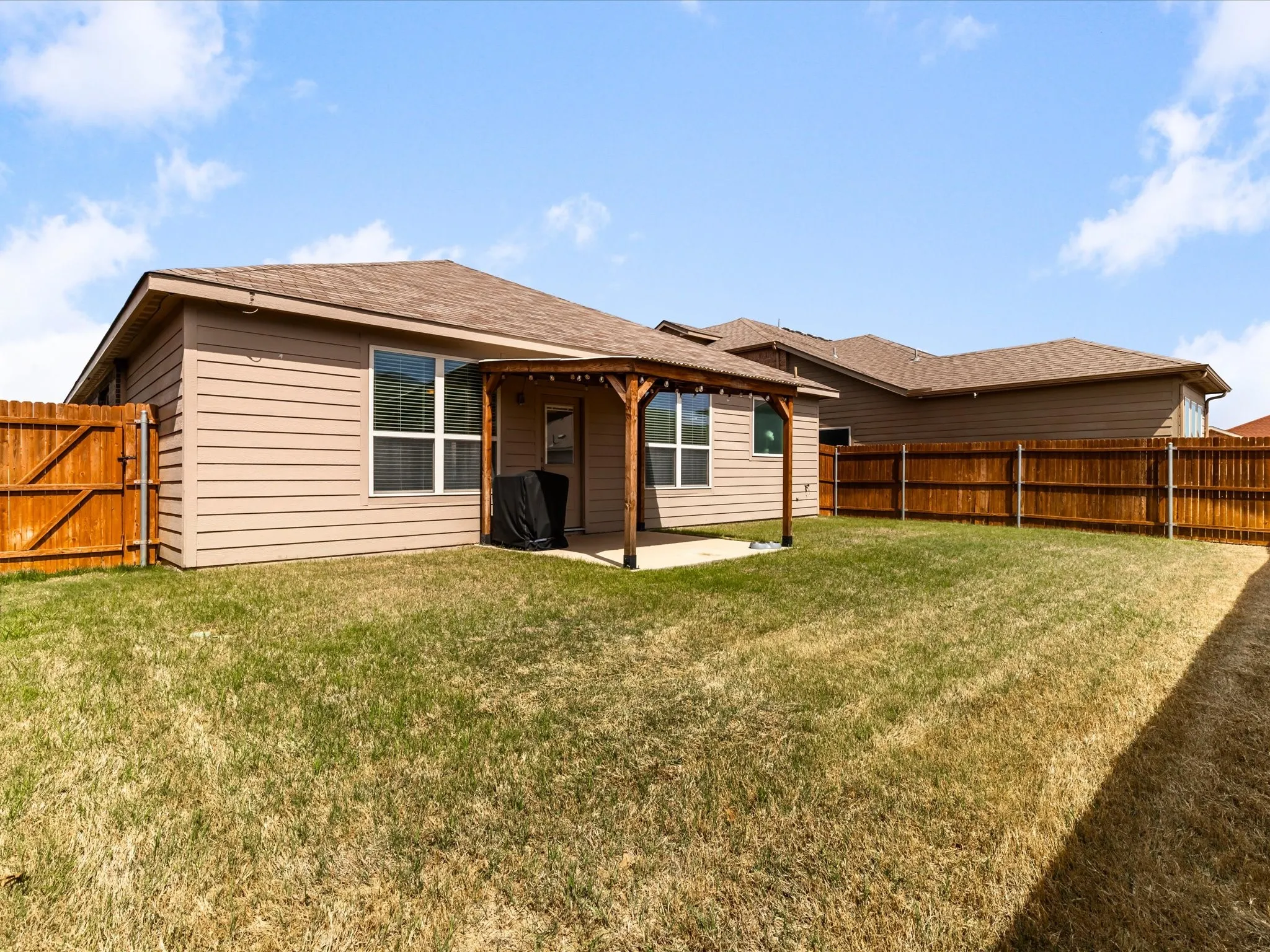 Single Family Residence For Sale in Tarrant County , 209 Emerald Creek Drive, Fort Worth, Texas 76131, 3 Bedroom, 2 Bathroom, 2 Garage spaces, 1,449 Sqft, built in 2016, mls#21401207, Real Estate Agent in Fort Worth, Homes For Sale in Tarrant county, Homes For Sale in Fort Worth, Realtor in Fort Worth Texas, Real Estate Brokerage Independent Realty Texas, Luminita Cordes Realtor