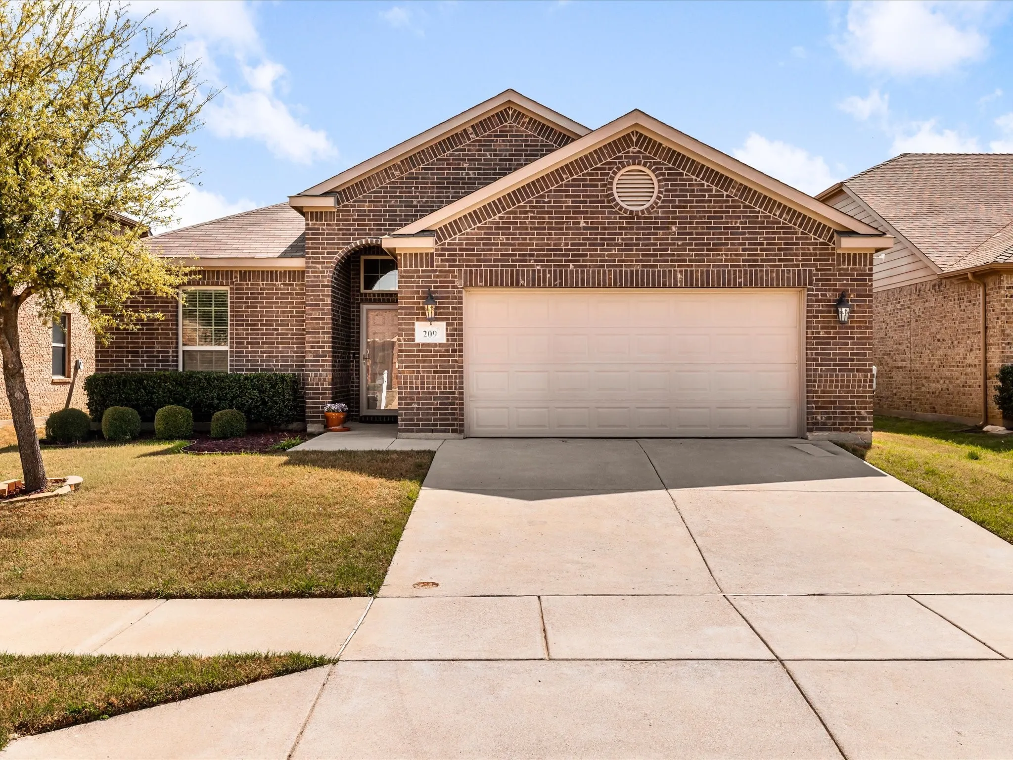 Single Family Residence For Sale in Tarrant County , 209 Emerald Creek Drive, Fort Worth, Texas 76131, 3 Bedroom, 2 Bathroom, 2 Garage spaces, 1,449 Sqft, built in 2016, mls#21401207, Real Estate Agent in Fort Worth, Homes For Sale in Tarrant county, Homes For Sale in Fort Worth, Realtor in Fort Worth Texas, Real Estate Brokerage Independent Realty Texas, Luminita Cordes Realtor
