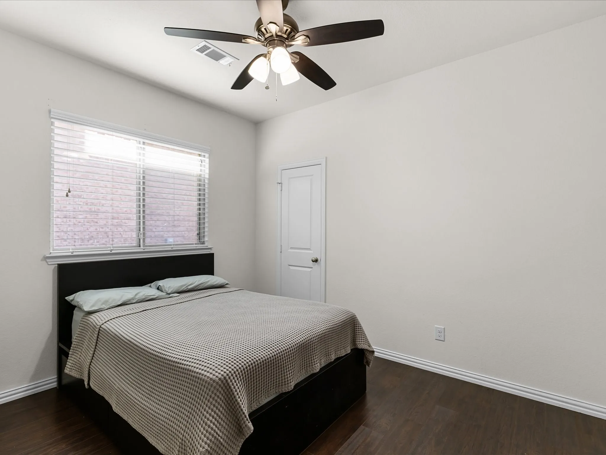 Single Family Residence For Sale in Tarrant County , 209 Emerald Creek Drive, Fort Worth, Texas 76131, 3 Bedroom, 2 Bathroom, 2 Garage spaces, 1,449 Sqft, built in 2016, mls#21401207, Real Estate Agent in Fort Worth, Homes For Sale in Tarrant county, Homes For Sale in Fort Worth, Realtor in Fort Worth Texas, Real Estate Brokerage Independent Realty Texas, Luminita Cordes Realtor