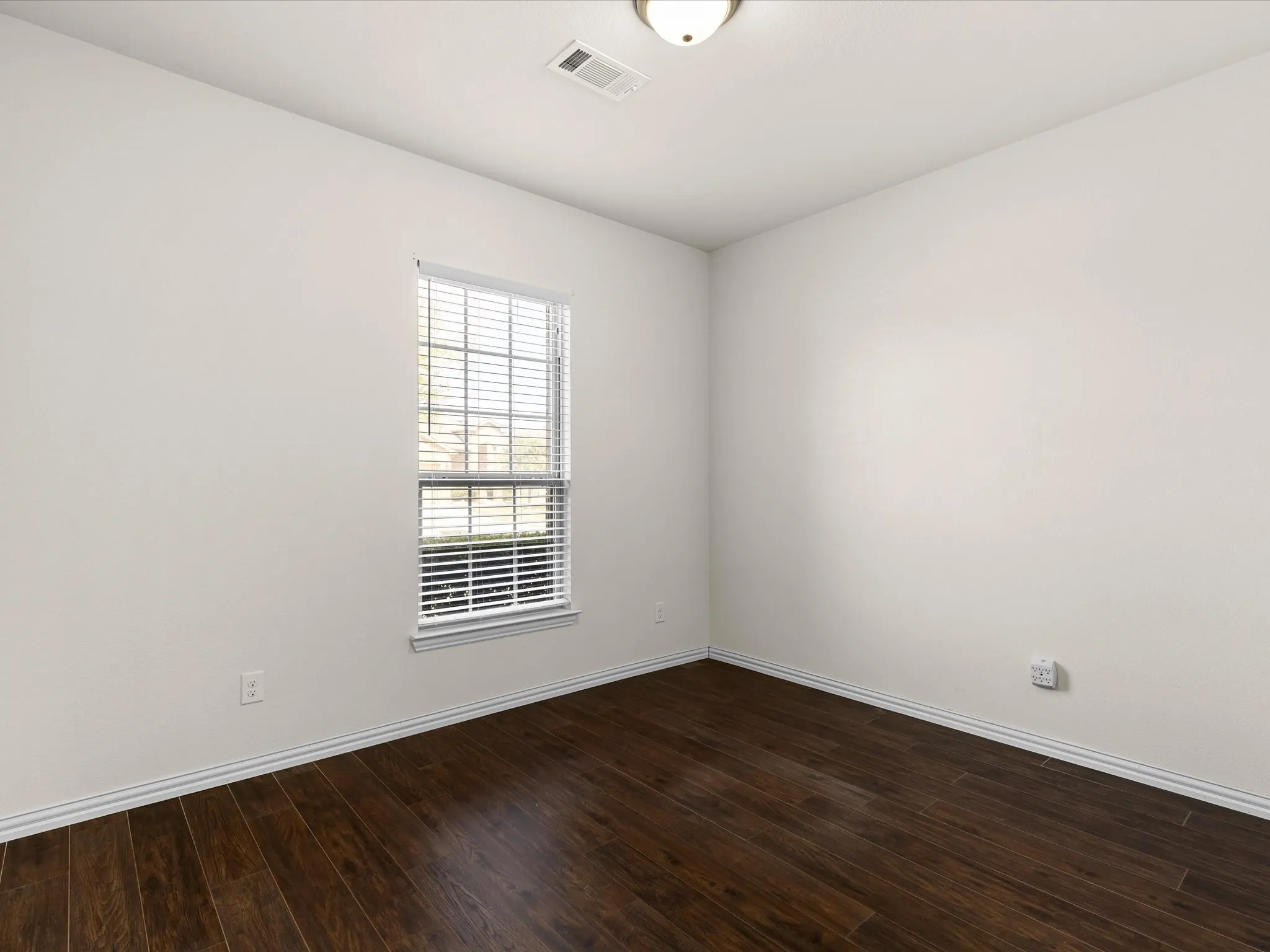 Single Family Residence For Sale in Tarrant County , 209 Emerald Creek Drive, Fort Worth, Texas 76131, 3 Bedroom, 2 Bathroom, 2 Garage spaces, 1,449 Sqft, built in 2016, mls#21401207, Real Estate Agent in Fort Worth, Homes For Sale in Tarrant county, Homes For Sale in Fort Worth, Realtor in Fort Worth Texas, Real Estate Brokerage Independent Realty Texas, Luminita Cordes Realtor
