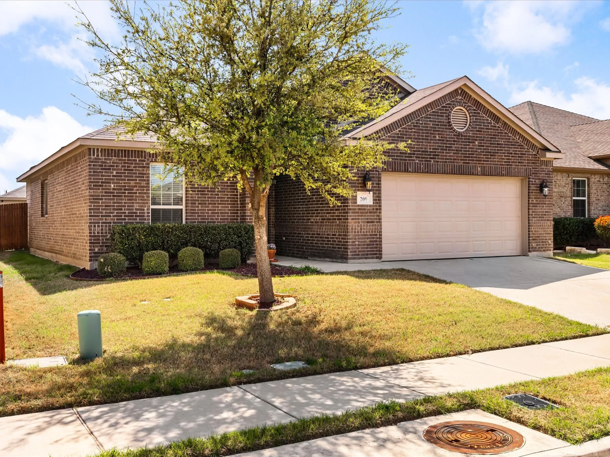 Single Family Residence For Sale in Tarrant County , 209 Emerald Creek Drive, Fort Worth, Texas 76131, 3 Bedroom, 2 Bathroom, 2 Garage spaces, 1,449 Sqft, built in 2016, mls#21401207, Real Estate Agent in Fort Worth, Homes For Sale in Tarrant county, Homes For Sale in Fort Worth, Realtor in Fort Worth Texas, Real Estate Brokerage Independent Realty Texas, Luminita Cordes Realtor