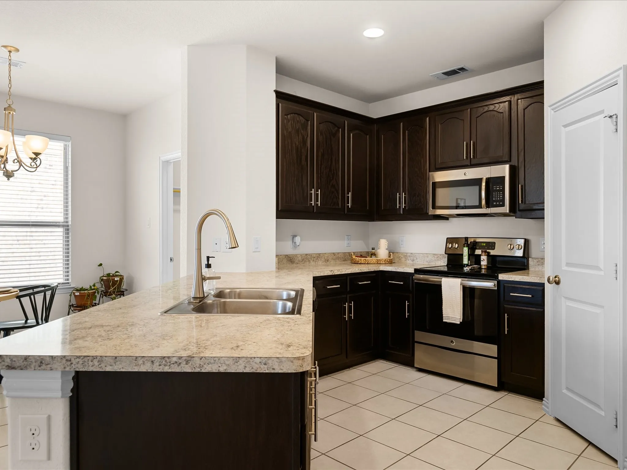 Single Family Residence For Sale in Tarrant County , 209 Emerald Creek Drive, Fort Worth, Texas 76131, 3 Bedroom, 2 Bathroom, 2 Garage spaces, 1,449 Sqft, built in 2016, mls#21401207, Real Estate Agent in Fort Worth, Homes For Sale in Tarrant county, Homes For Sale in Fort Worth, Realtor in Fort Worth Texas, Real Estate Brokerage Independent Realty Texas, Luminita Cordes Realtor