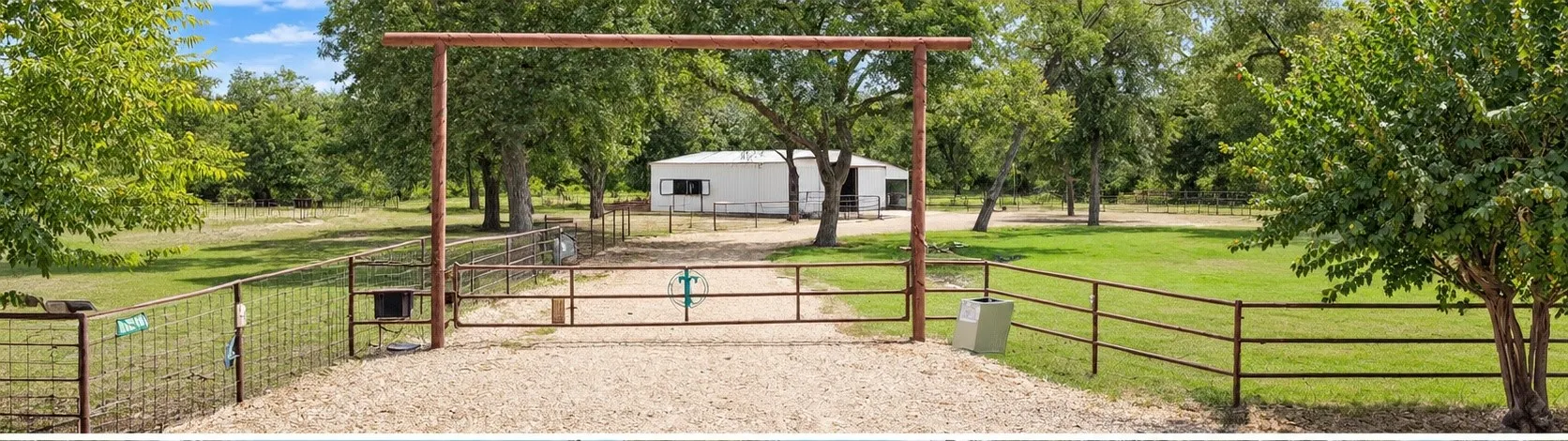 Farm For Sale in Collin County , 18830 Johnson Lane, Farmersville, Texas 75442, 3 Bedroom, 2 Bathroom, 2 Garage spaces, 1,780 Sqft, built in 1986, mls#21399293, Real Estate Agent in Farmersville, Homes For Sale in Collin county, Homes For Sale in Farmersville, Realtor in Farmersville Texas, Real Estate Brokerage Independent Realty Texas, Luminita Cordes Realtor