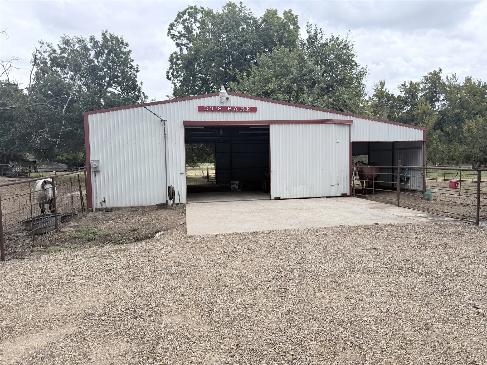 Farm For Sale in Collin County , 18830 Johnson Lane, Farmersville, Texas 75442, 3 Bedroom, 2 Bathroom, 2 Garage spaces, 1,780 Sqft, built in 1986, mls#21399293, Real Estate Agent in Farmersville, Homes For Sale in Collin county, Homes For Sale in Farmersville, Realtor in Farmersville Texas, Real Estate Brokerage Independent Realty Texas, Luminita Cordes Realtor