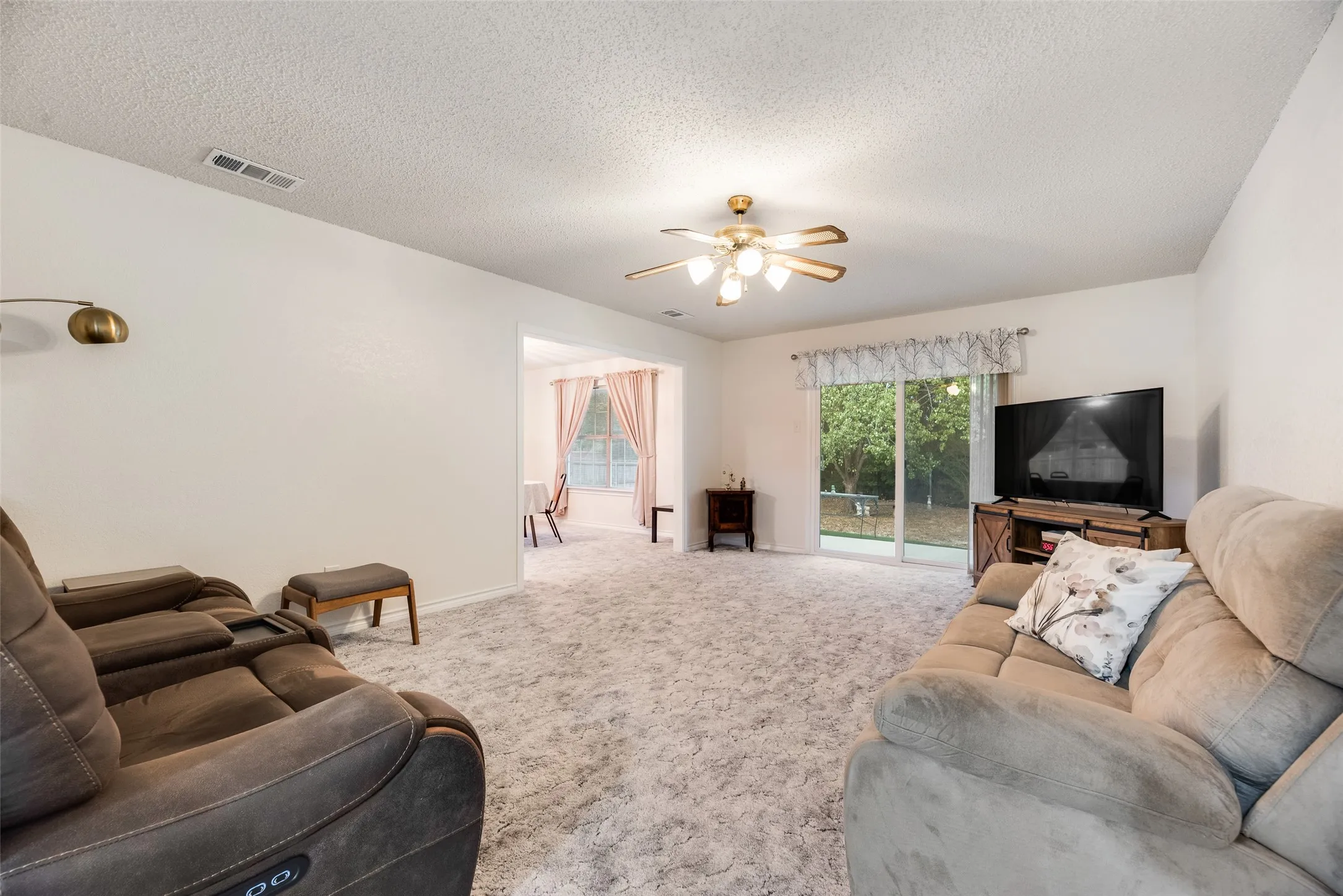 Single Family Residence For Sale in Dallas County , 5120 Cliff Haven Drive, Dallas, Texas 75236, 3 Bedroom, 2 Bathroom, 2 Garage spaces, 1,796 Sqft, built in 1990, mls#21398140, Real Estate Agent in Dallas, Homes For Sale in Dallas county, Homes For Sale in Dallas, Realtor in Dallas Texas, Real Estate Brokerage Independent Realty Texas, Luminita Cordes Realtor