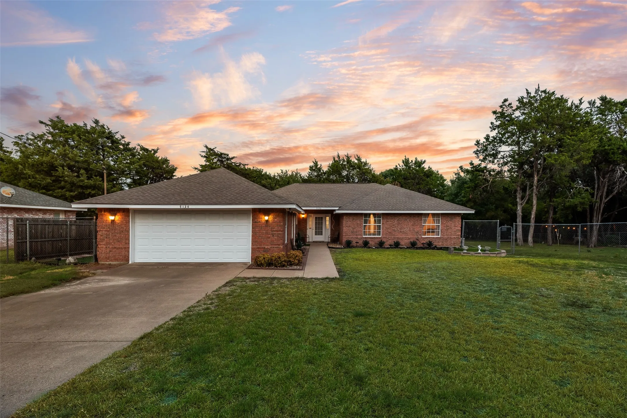 Single Family Residence For Sale in Dallas County , 5120 Cliff Haven Drive, Dallas, Texas 75236, 3 Bedroom, 2 Bathroom, 2 Garage spaces, 1,796 Sqft, built in 1990, mls#21398140, Real Estate Agent in Dallas, Homes For Sale in Dallas county, Homes For Sale in Dallas, Realtor in Dallas Texas, Real Estate Brokerage Independent Realty Texas, Luminita Cordes Realtor