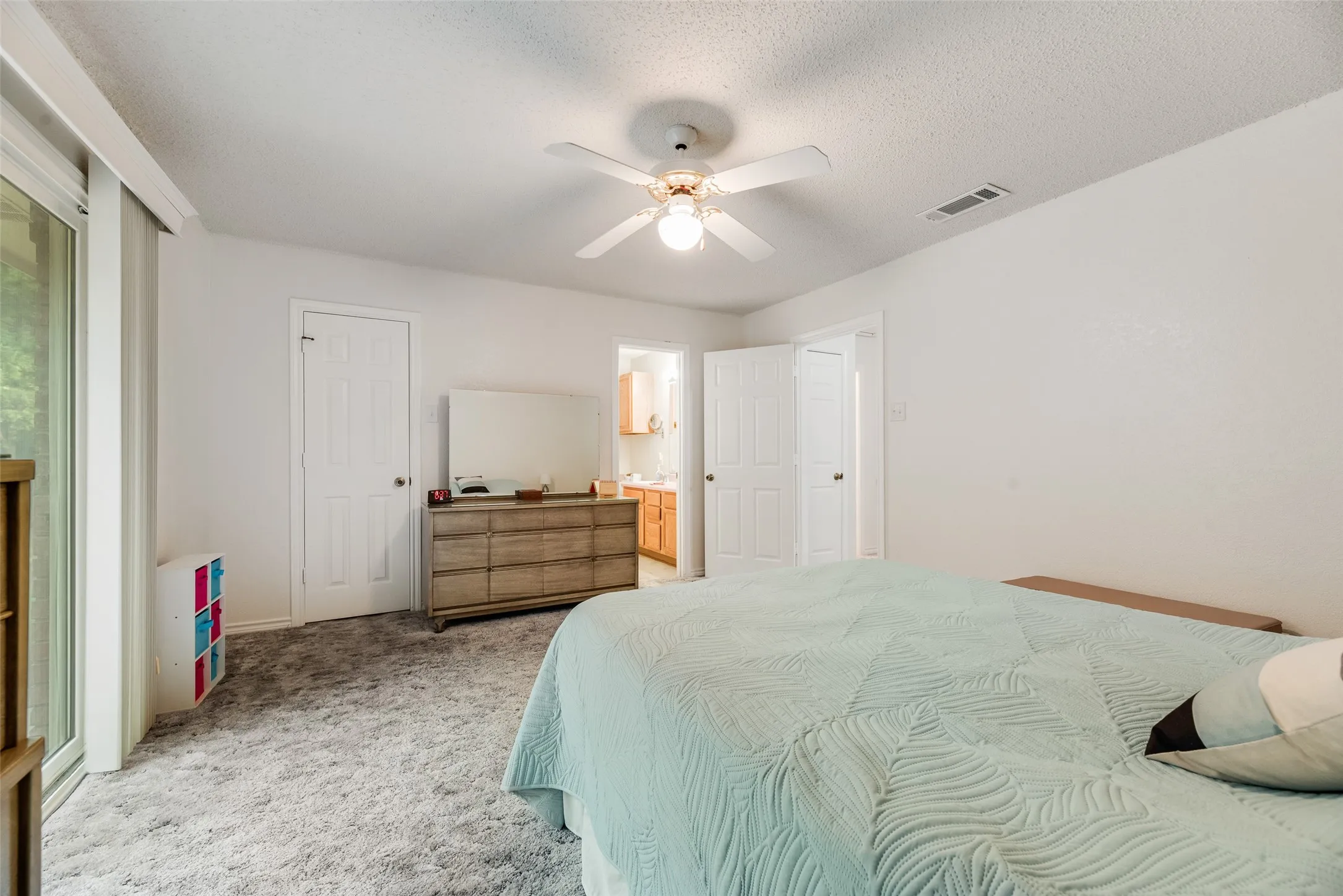 Single Family Residence For Sale in Dallas County , 5120 Cliff Haven Drive, Dallas, Texas 75236, 3 Bedroom, 2 Bathroom, 2 Garage spaces, 1,796 Sqft, built in 1990, mls#21398140, Real Estate Agent in Dallas, Homes For Sale in Dallas county, Homes For Sale in Dallas, Realtor in Dallas Texas, Real Estate Brokerage Independent Realty Texas, Luminita Cordes Realtor