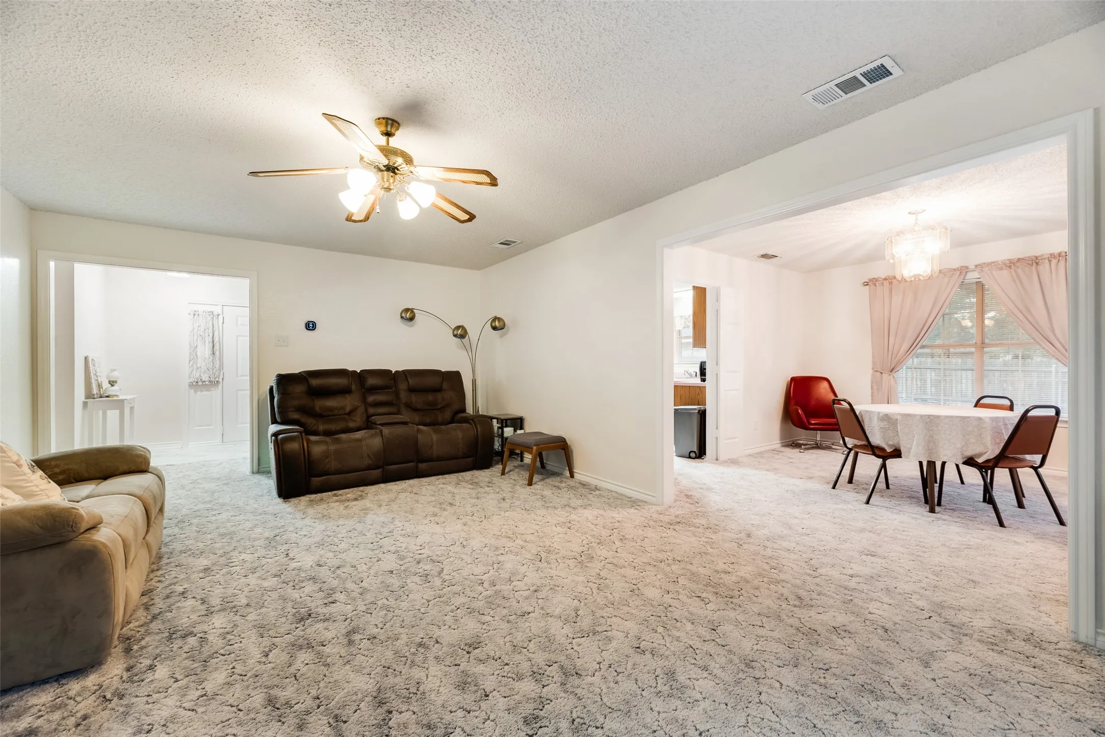 Single Family Residence For Sale in Dallas County , 5120 Cliff Haven Drive, Dallas, Texas 75236, 3 Bedroom, 2 Bathroom, 2 Garage spaces, 1,796 Sqft, built in 1990, mls#21398140, Real Estate Agent in Dallas, Homes For Sale in Dallas county, Homes For Sale in Dallas, Realtor in Dallas Texas, Real Estate Brokerage Independent Realty Texas, Luminita Cordes Realtor