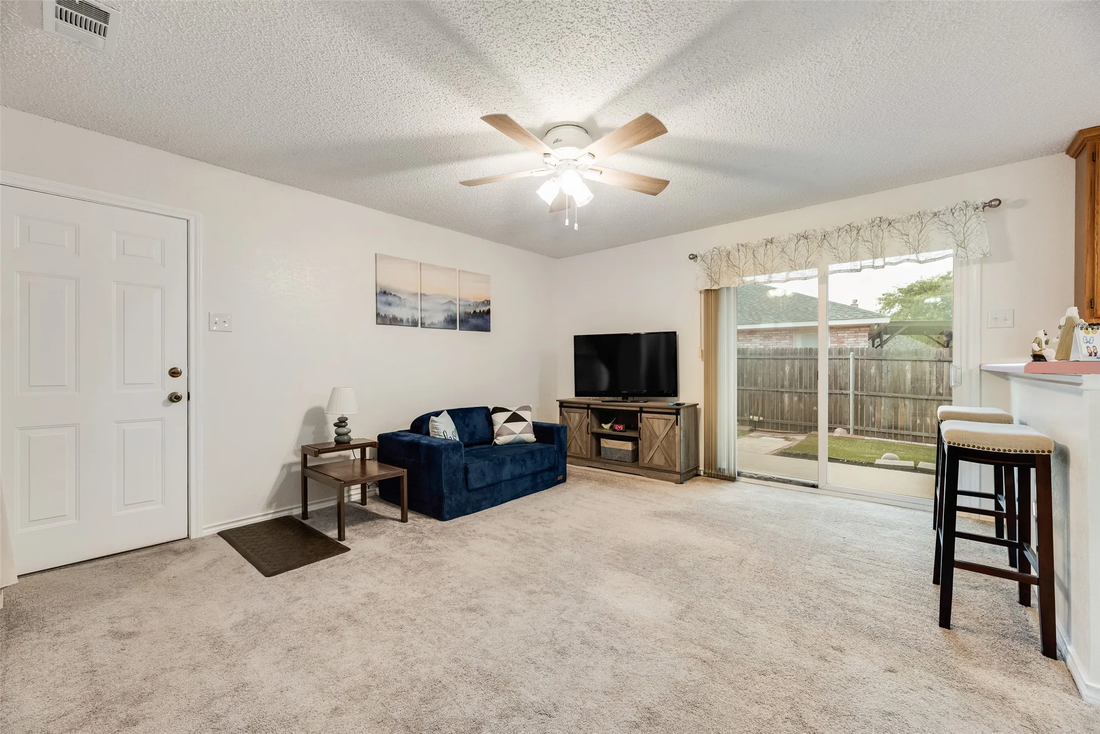 Single Family Residence For Sale in Dallas County , 5120 Cliff Haven Drive, Dallas, Texas 75236, 3 Bedroom, 2 Bathroom, 2 Garage spaces, 1,796 Sqft, built in 1990, mls#21398140, Real Estate Agent in Dallas, Homes For Sale in Dallas county, Homes For Sale in Dallas, Realtor in Dallas Texas, Real Estate Brokerage Independent Realty Texas, Luminita Cordes Realtor