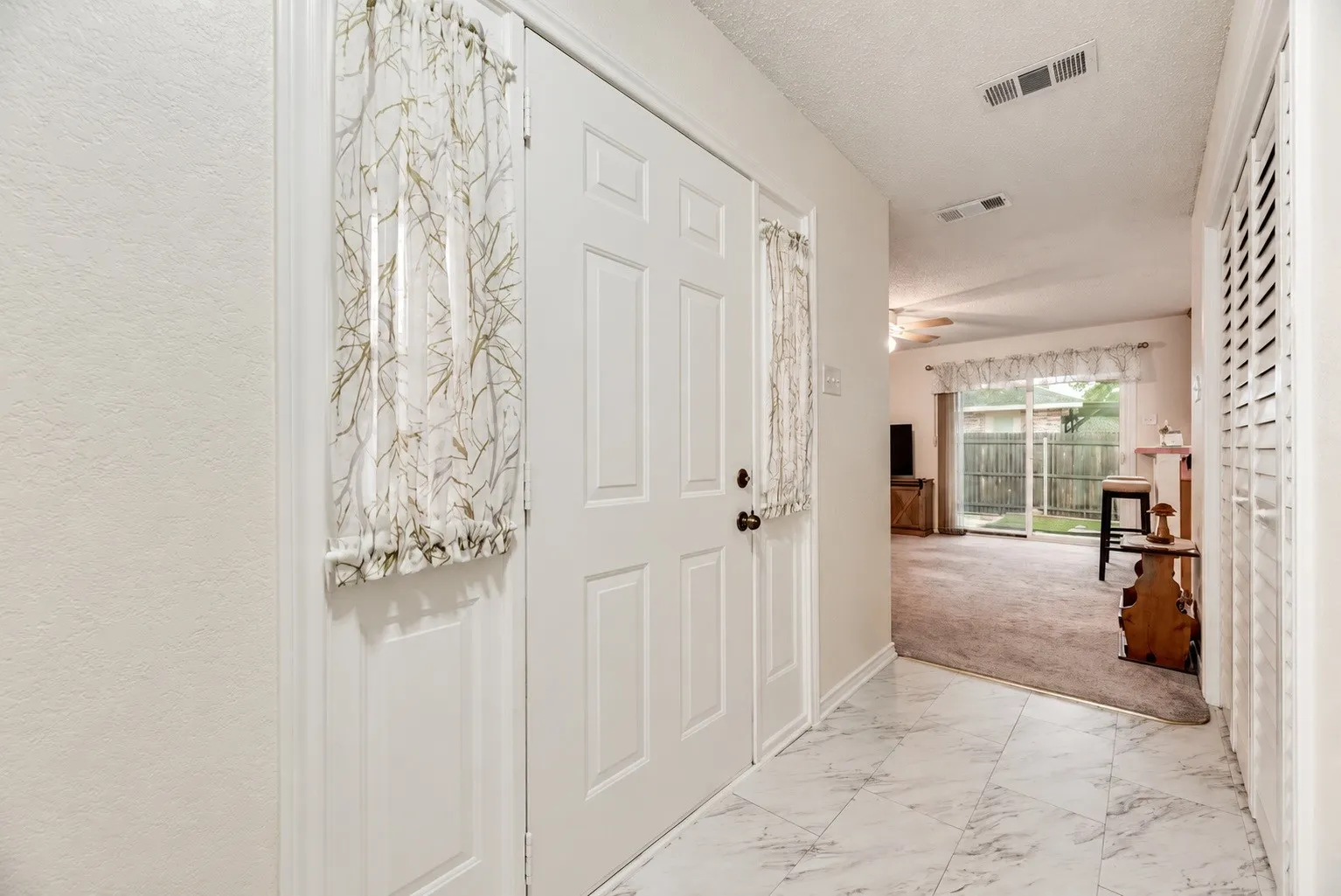 Single Family Residence For Sale in Dallas County , 5120 Cliff Haven Drive, Dallas, Texas 75236, 3 Bedroom, 2 Bathroom, 2 Garage spaces, 1,796 Sqft, built in 1990, mls#21398140, Real Estate Agent in Dallas, Homes For Sale in Dallas county, Homes For Sale in Dallas, Realtor in Dallas Texas, Real Estate Brokerage Independent Realty Texas, Luminita Cordes Realtor