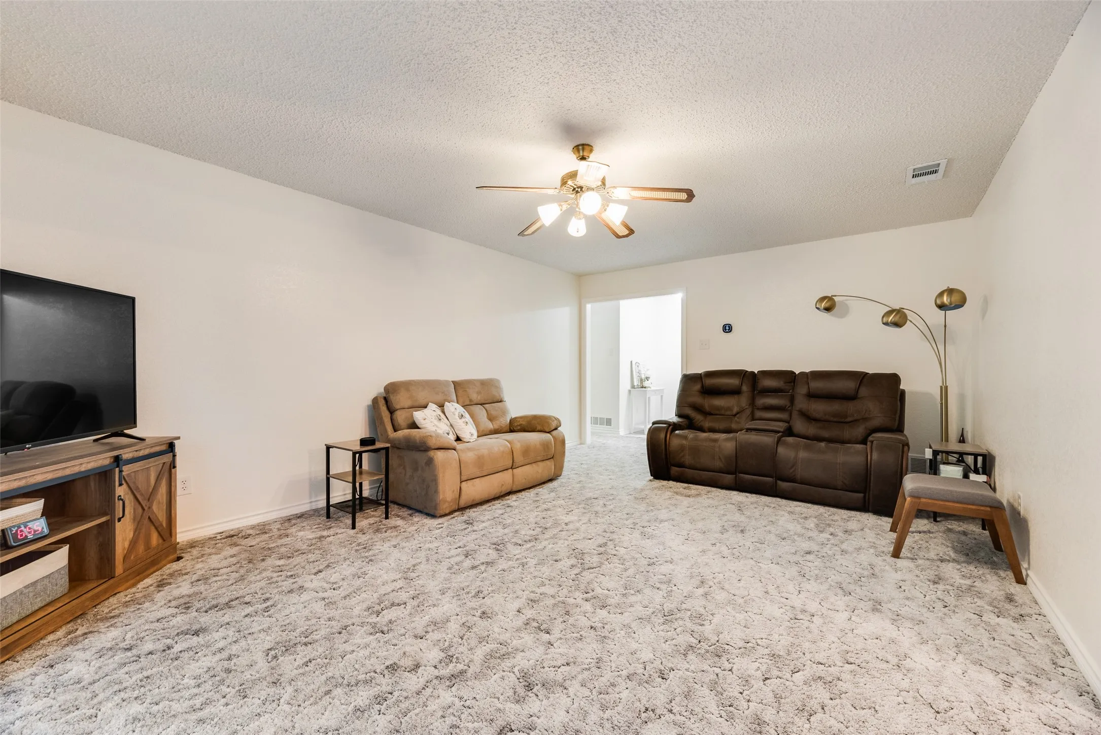 Single Family Residence For Sale in Dallas County , 5120 Cliff Haven Drive, Dallas, Texas 75236, 3 Bedroom, 2 Bathroom, 2 Garage spaces, 1,796 Sqft, built in 1990, mls#21398140, Real Estate Agent in Dallas, Homes For Sale in Dallas county, Homes For Sale in Dallas, Realtor in Dallas Texas, Real Estate Brokerage Independent Realty Texas, Luminita Cordes Realtor