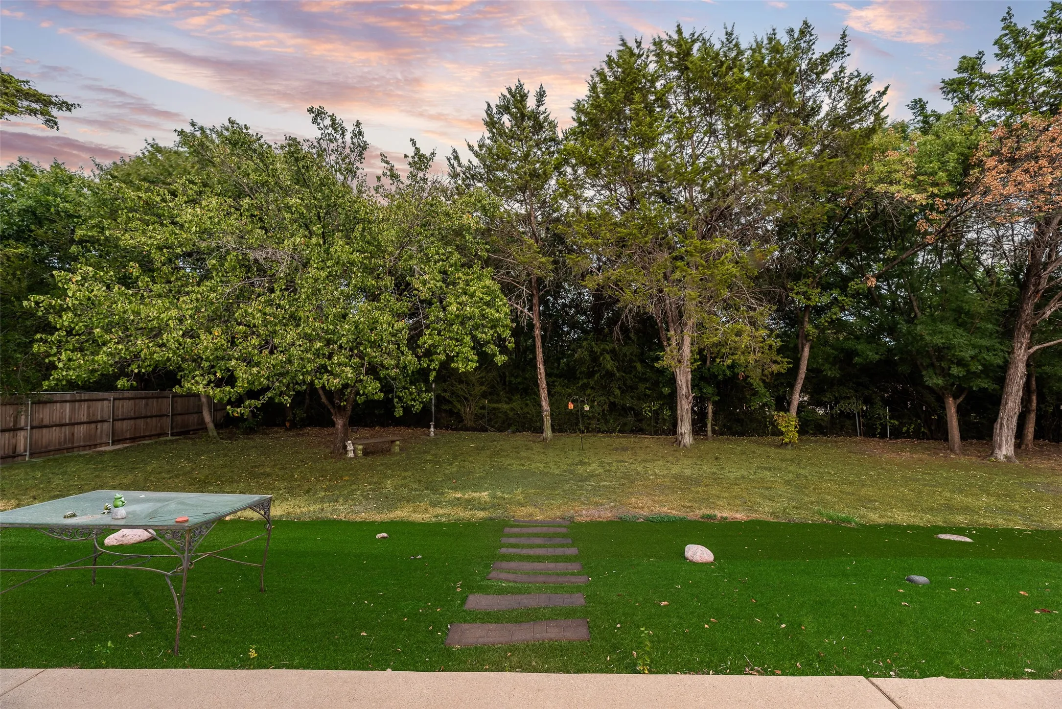 Single Family Residence For Sale in Dallas County , 5120 Cliff Haven Drive, Dallas, Texas 75236, 3 Bedroom, 2 Bathroom, 2 Garage spaces, 1,796 Sqft, built in 1990, mls#21398140, Real Estate Agent in Dallas, Homes For Sale in Dallas county, Homes For Sale in Dallas, Realtor in Dallas Texas, Real Estate Brokerage Independent Realty Texas, Luminita Cordes Realtor