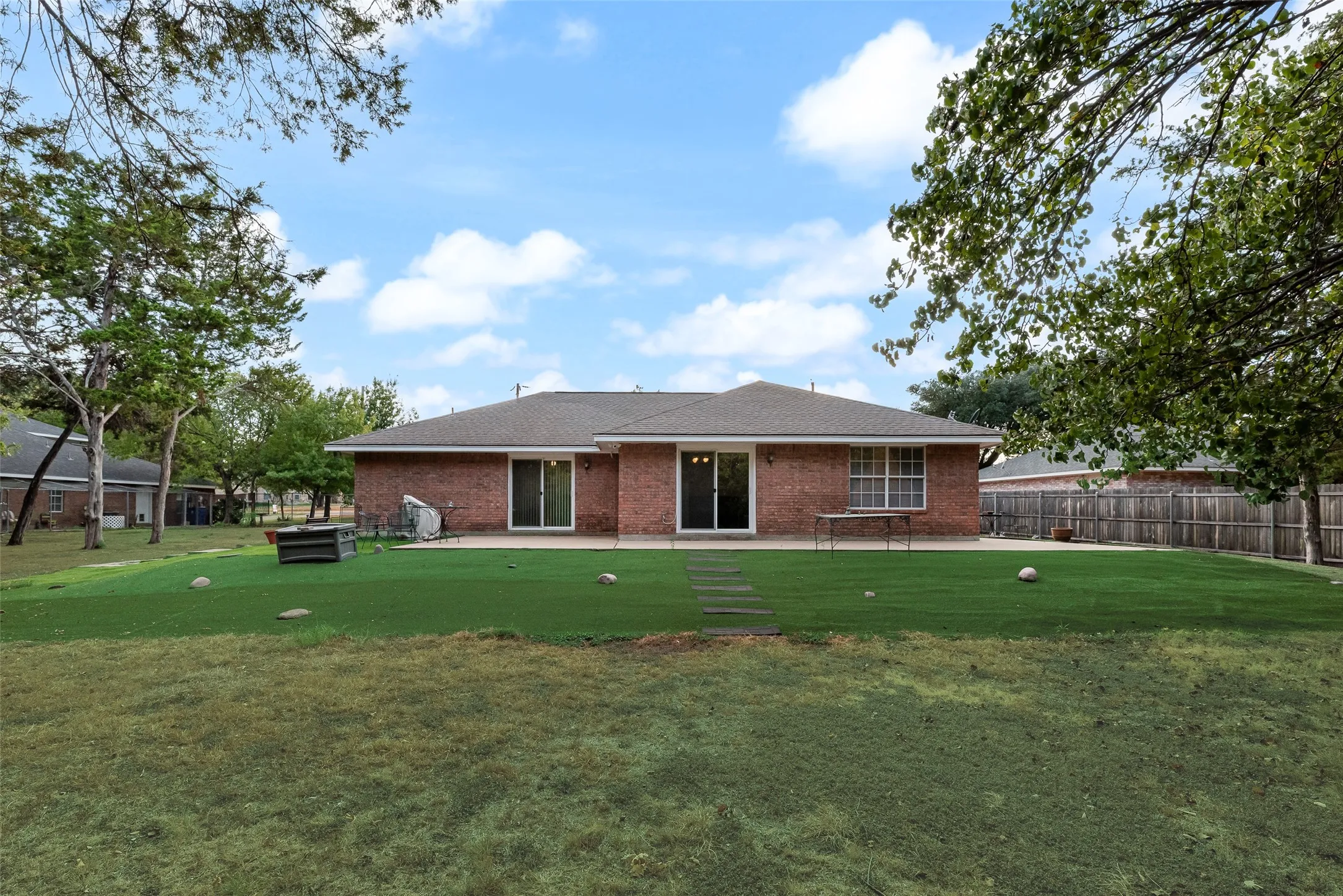 Single Family Residence For Sale in Dallas County , 5120 Cliff Haven Drive, Dallas, Texas 75236, 3 Bedroom, 2 Bathroom, 2 Garage spaces, 1,796 Sqft, built in 1990, mls#21398140, Real Estate Agent in Dallas, Homes For Sale in Dallas county, Homes For Sale in Dallas, Realtor in Dallas Texas, Real Estate Brokerage Independent Realty Texas, Luminita Cordes Realtor