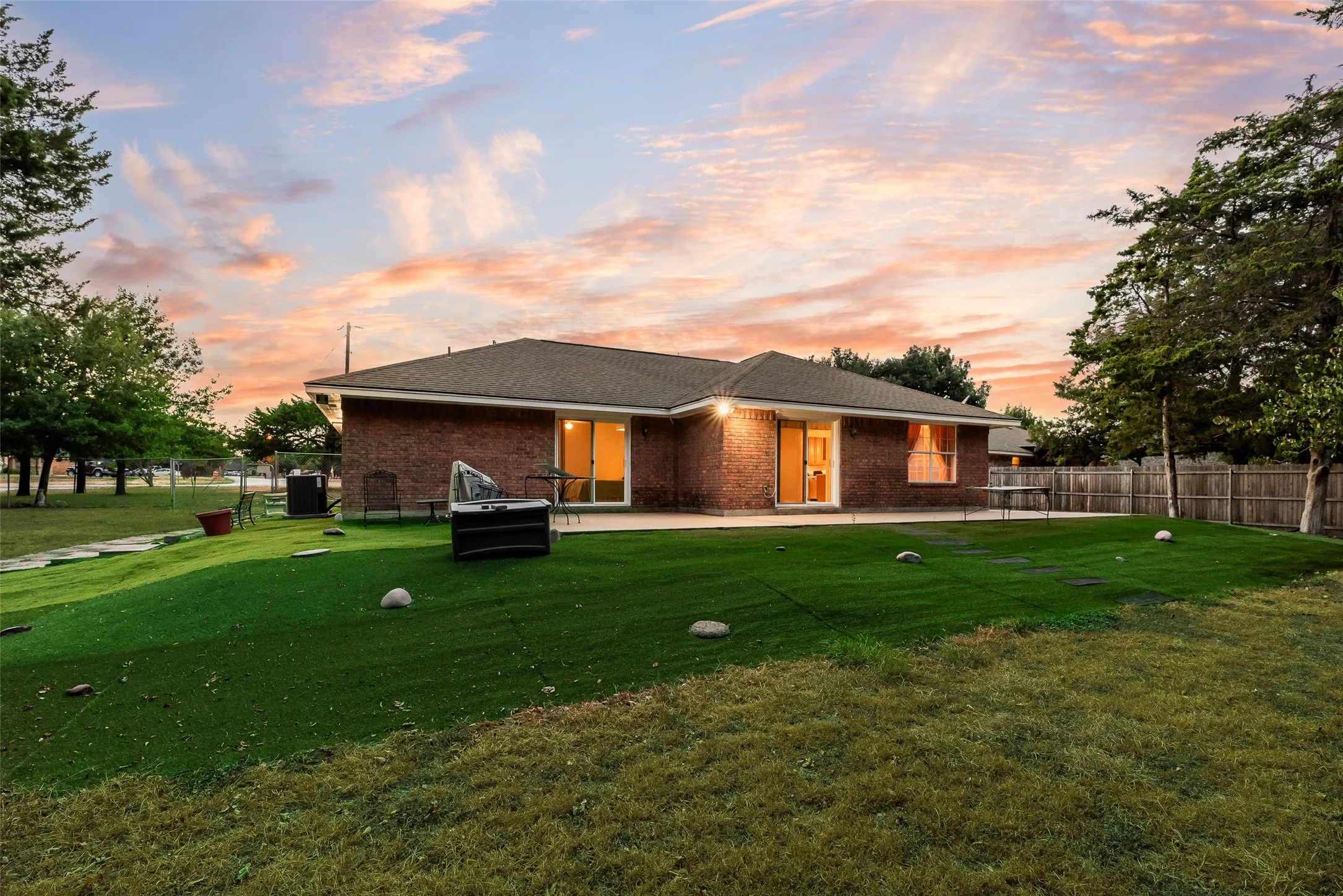 Single Family Residence For Sale in Dallas County , 5120 Cliff Haven Drive, Dallas, Texas 75236, 3 Bedroom, 2 Bathroom, 2 Garage spaces, 1,796 Sqft, built in 1990, mls#21398140, Real Estate Agent in Dallas, Homes For Sale in Dallas county, Homes For Sale in Dallas, Realtor in Dallas Texas, Real Estate Brokerage Independent Realty Texas, Luminita Cordes Realtor