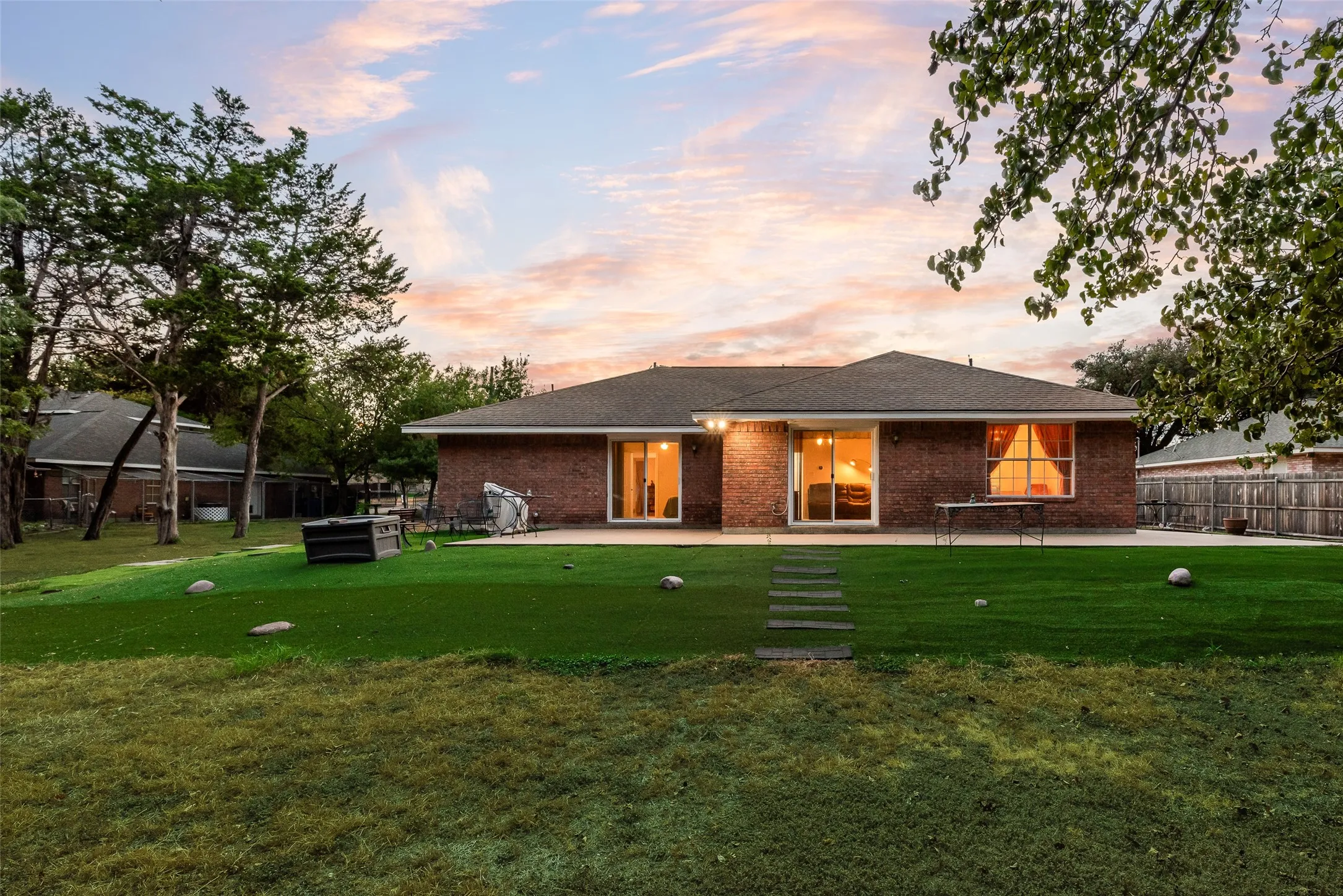 Single Family Residence For Sale in Dallas County , 5120 Cliff Haven Drive, Dallas, Texas 75236, 3 Bedroom, 2 Bathroom, 2 Garage spaces, 1,796 Sqft, built in 1990, mls#21398140, Real Estate Agent in Dallas, Homes For Sale in Dallas county, Homes For Sale in Dallas, Realtor in Dallas Texas, Real Estate Brokerage Independent Realty Texas, Luminita Cordes Realtor