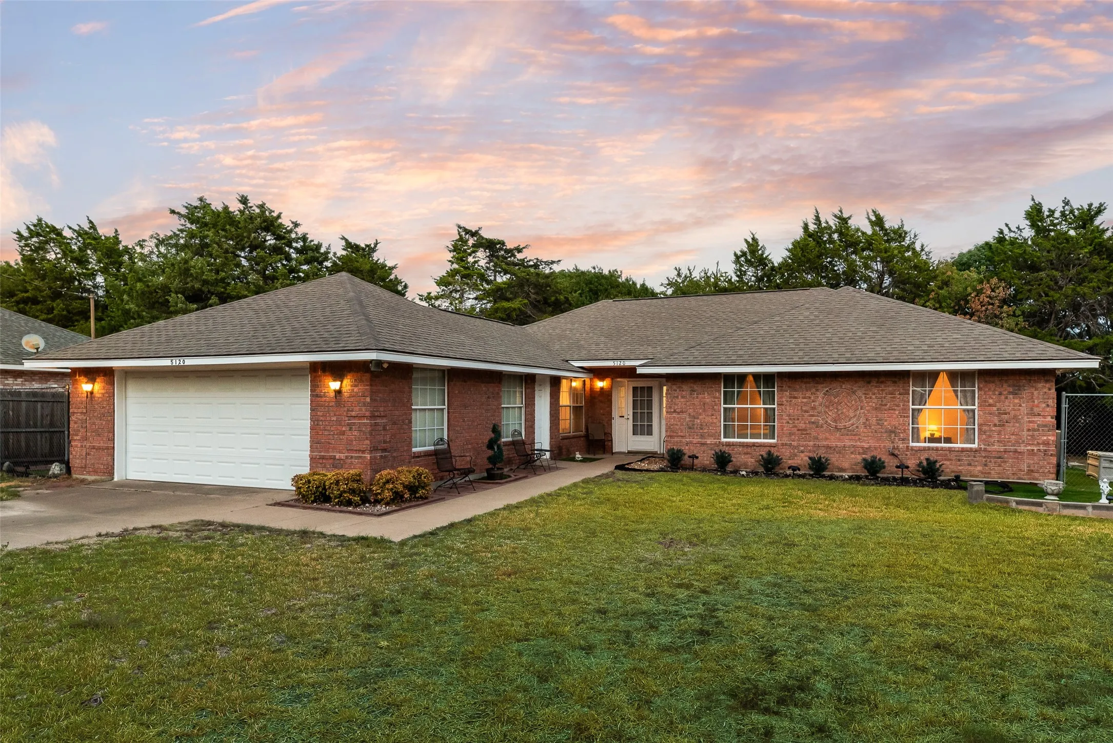 Single Family Residence For Sale in Dallas County , 5120 Cliff Haven Drive, Dallas, Texas 75236, 3 Bedroom, 2 Bathroom, 2 Garage spaces, 1,796 Sqft, built in 1990, mls#21398140, Real Estate Agent in Dallas, Homes For Sale in Dallas county, Homes For Sale in Dallas, Realtor in Dallas Texas, Real Estate Brokerage Independent Realty Texas, Luminita Cordes Realtor