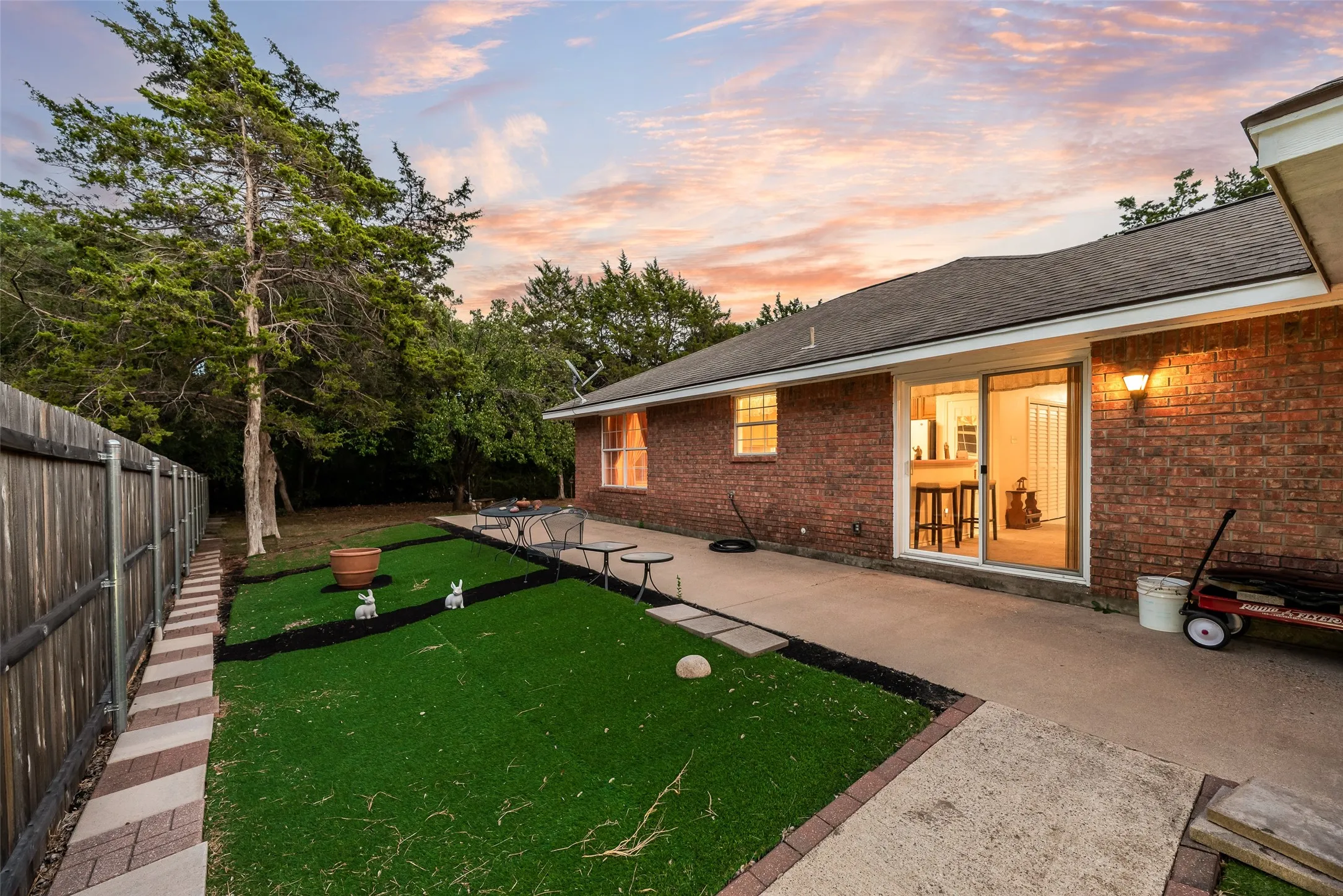 Single Family Residence For Sale in Dallas County , 5120 Cliff Haven Drive, Dallas, Texas 75236, 3 Bedroom, 2 Bathroom, 2 Garage spaces, 1,796 Sqft, built in 1990, mls#21398140, Real Estate Agent in Dallas, Homes For Sale in Dallas county, Homes For Sale in Dallas, Realtor in Dallas Texas, Real Estate Brokerage Independent Realty Texas, Luminita Cordes Realtor