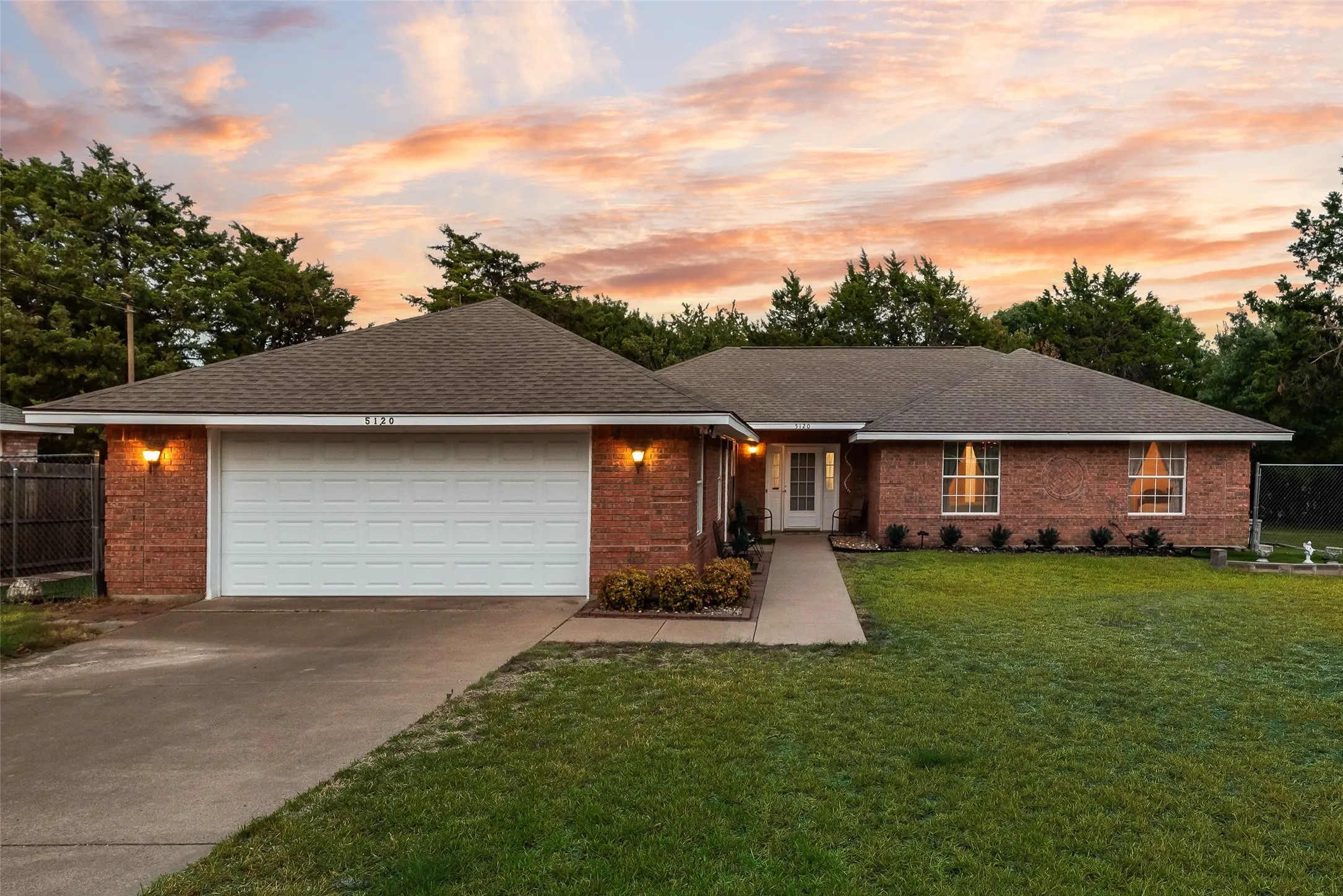 Single Family Residence For Sale in Dallas County , 5120 Cliff Haven Drive, Dallas, Texas 75236, 3 Bedroom, 2 Bathroom, 2 Garage spaces, 1,796 Sqft, built in 1990, mls#21398140, Real Estate Agent in Dallas, Homes For Sale in Dallas county, Homes For Sale in Dallas, Realtor in Dallas Texas, Real Estate Brokerage Independent Realty Texas, Luminita Cordes Realtor