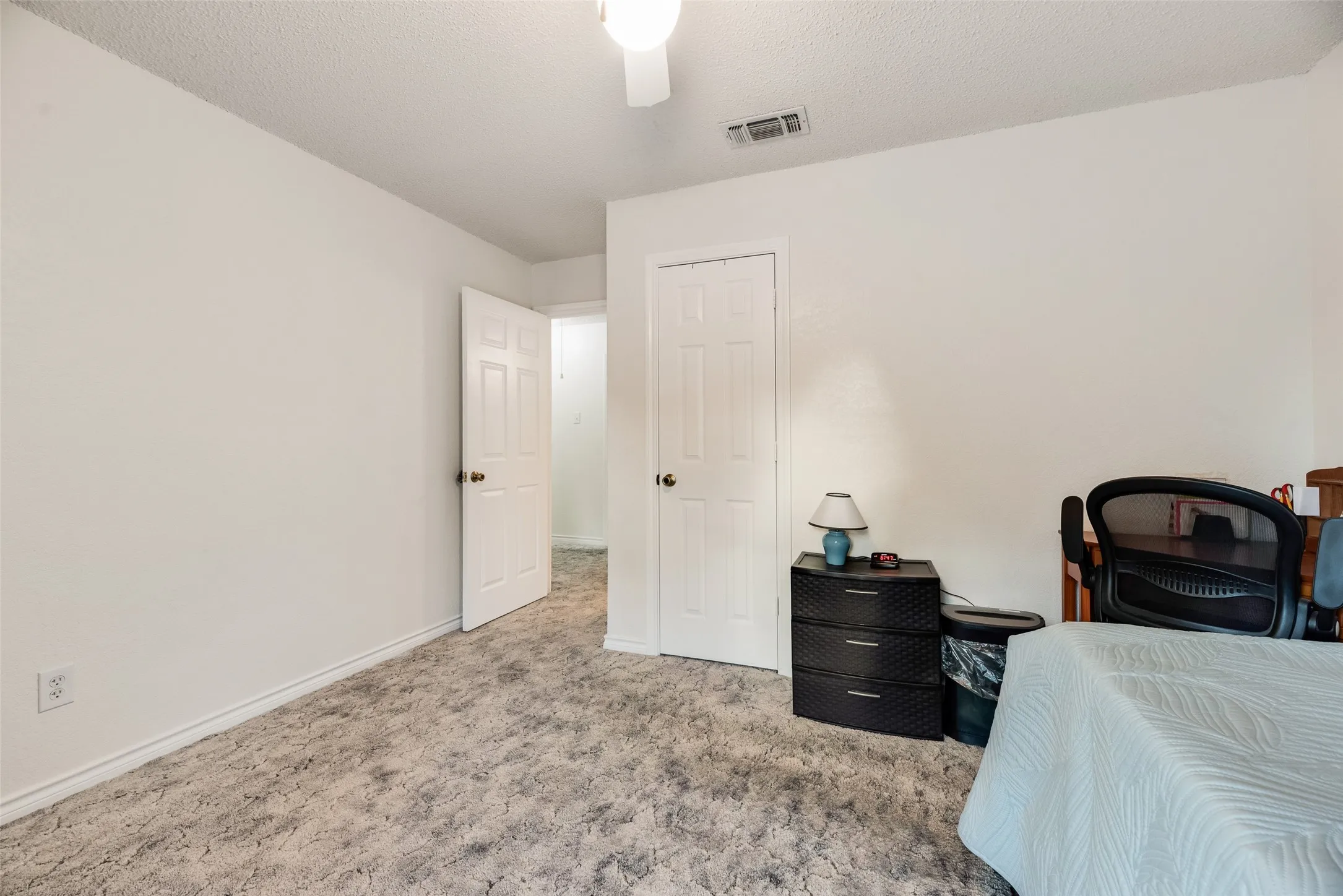 Single Family Residence For Sale in Dallas County , 5120 Cliff Haven Drive, Dallas, Texas 75236, 3 Bedroom, 2 Bathroom, 2 Garage spaces, 1,796 Sqft, built in 1990, mls#21398140, Real Estate Agent in Dallas, Homes For Sale in Dallas county, Homes For Sale in Dallas, Realtor in Dallas Texas, Real Estate Brokerage Independent Realty Texas, Luminita Cordes Realtor