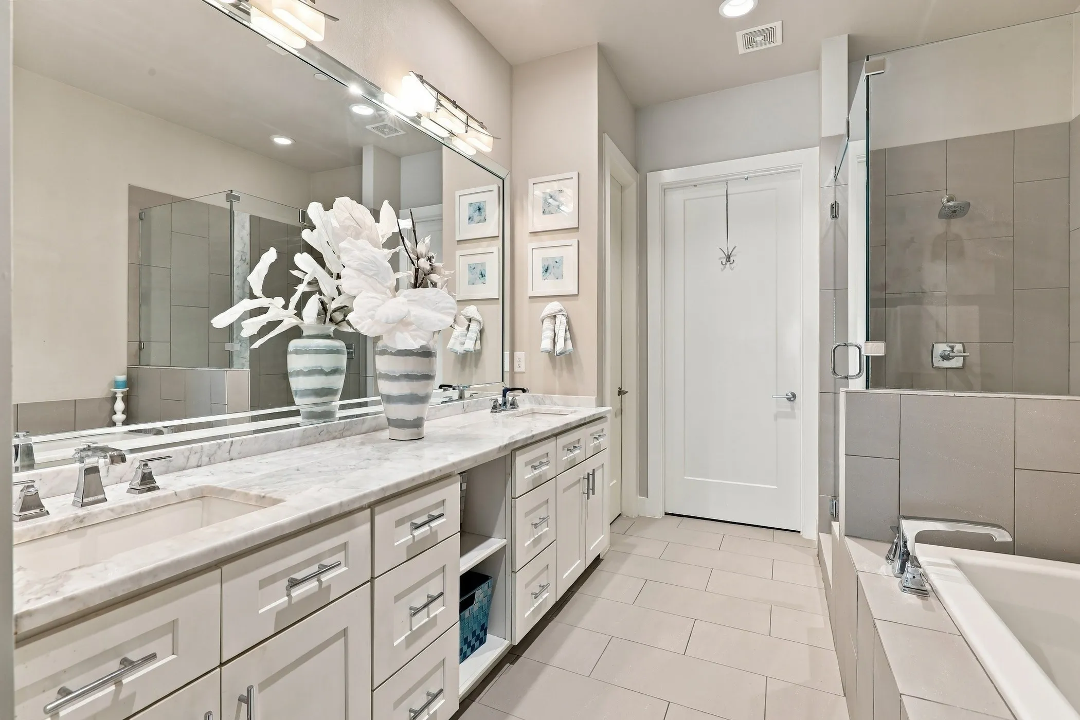 Condominium For Sale in Dallas County , 3816 Roseland Avenue D300, Dallas, Texas 75204, 3 Bedroom, 4 Bathroom, 2 Garage spaces, 2,350 Sqft, built in 2015, mls#21394142, Real Estate Agent in Dallas, Homes For Sale in Dallas county, Homes For Sale in Dallas, Realtor in Dallas Texas, Real Estate Brokerage Independent Realty Texas, Luminita Cordes Realtor