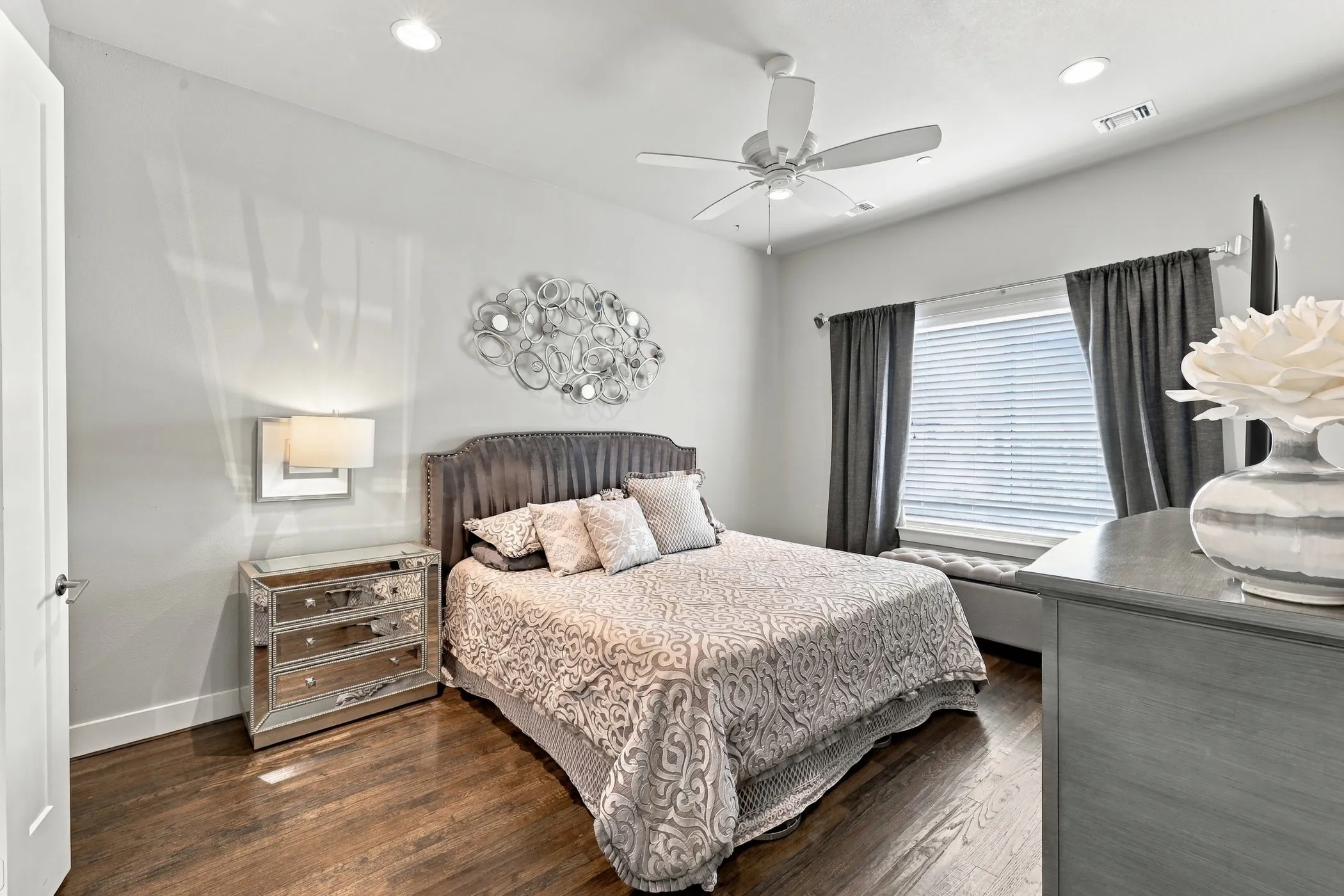Condominium For Sale in Dallas County , 3816 Roseland Avenue D300, Dallas, Texas 75204, 3 Bedroom, 4 Bathroom, 2 Garage spaces, 2,350 Sqft, built in 2015, mls#21394142, Real Estate Agent in Dallas, Homes For Sale in Dallas county, Homes For Sale in Dallas, Realtor in Dallas Texas, Real Estate Brokerage Independent Realty Texas, Luminita Cordes Realtor