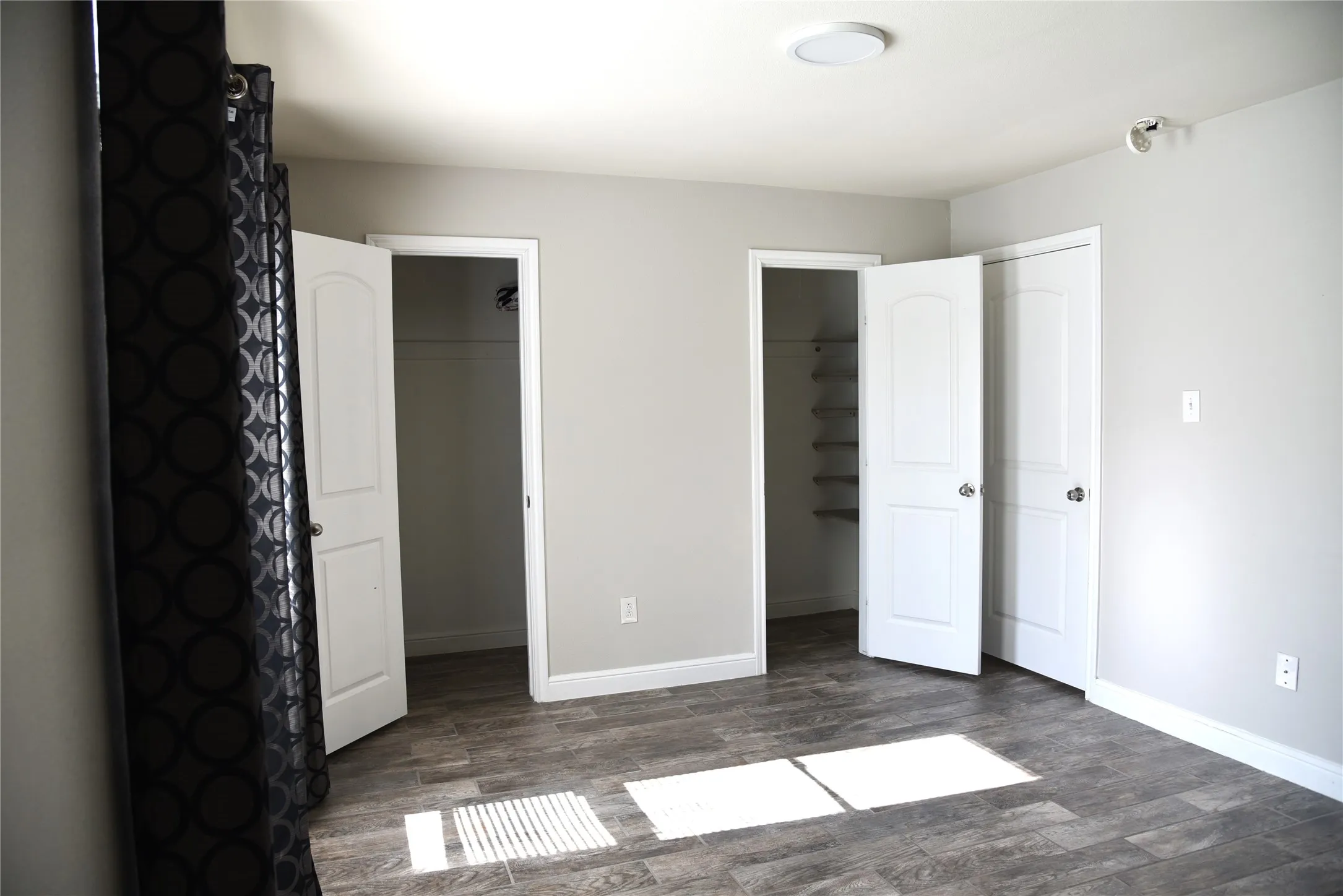 2 walk-in closets
