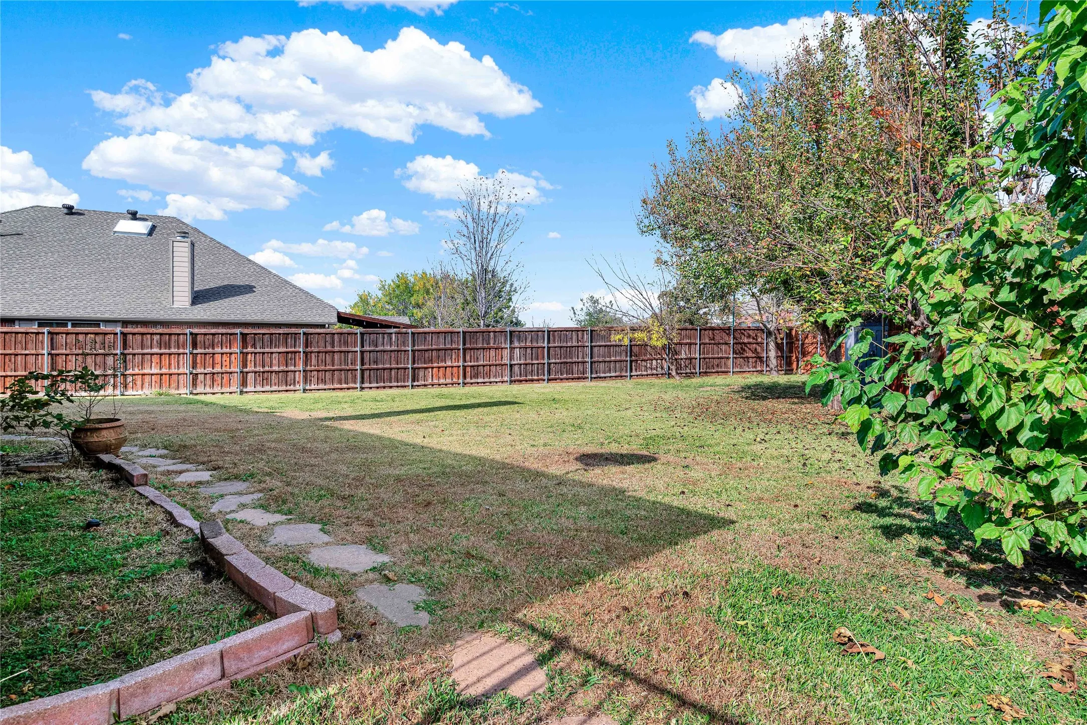Single Family Residence For Sale in Collin County , 333 Green Acres Drive, Murphy, Texas 75094, 4 Bedroom, 3 Bathroom, 2 Garage spaces, 3,070 Sqft, built in 2003, mls#21399635, Real Estate Agent in Murphy, Homes For Sale in Collin county, Homes For Sale in Murphy, Realtor in Murphy Texas, Real Estate Brokerage Independent Realty Texas, Luminita Cordes Realtor