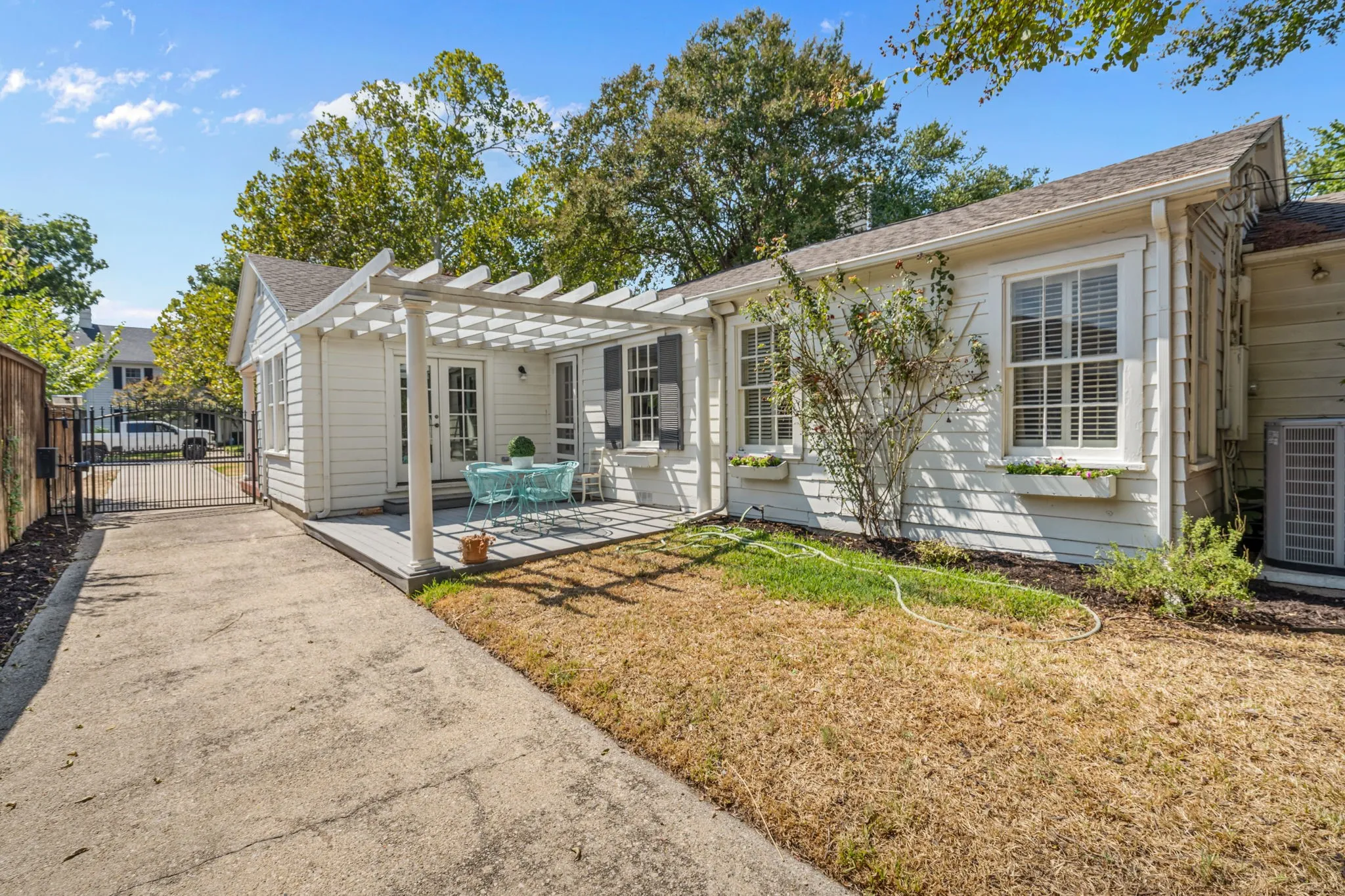 Single Family Residence For Sale in Tarrant County , 4058 Modlin Avenue, Fort Worth, Texas 76107, 3 Bedroom, 2 Bathroom, 1 Garage spaces, 1,884 Sqft, built in 1939, mls#21398980, Real Estate Agent in Fort Worth, Homes For Sale in Tarrant county, Homes For Sale in Fort Worth, Realtor in Fort Worth Texas, Real Estate Brokerage Independent Realty Texas, Luminita Cordes Realtor