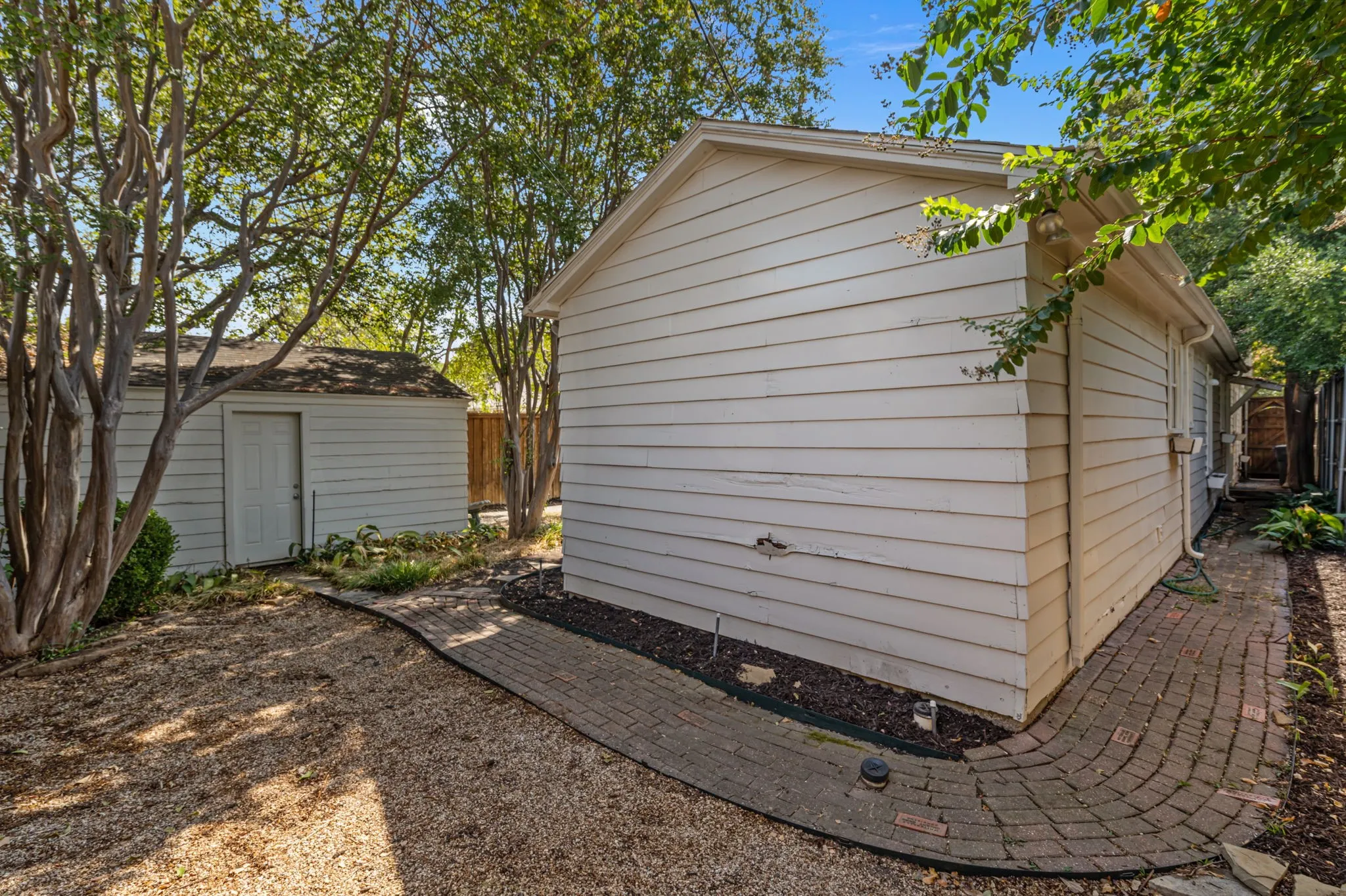 Single Family Residence For Sale in Tarrant County , 4058 Modlin Avenue, Fort Worth, Texas 76107, 3 Bedroom, 2 Bathroom, 1 Garage spaces, 1,884 Sqft, built in 1939, mls#21398980, Real Estate Agent in Fort Worth, Homes For Sale in Tarrant county, Homes For Sale in Fort Worth, Realtor in Fort Worth Texas, Real Estate Brokerage Independent Realty Texas, Luminita Cordes Realtor