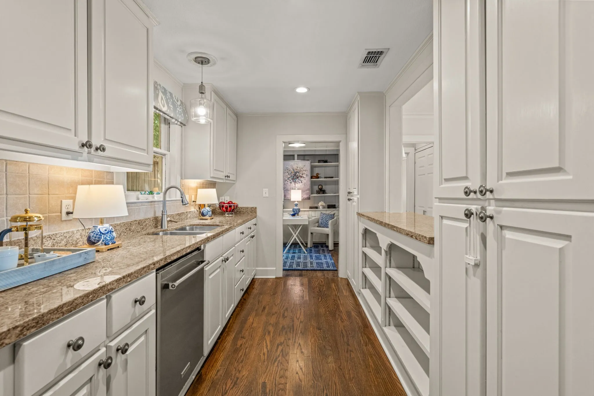 Single Family Residence For Sale in Tarrant County , 4058 Modlin Avenue, Fort Worth, Texas 76107, 3 Bedroom, 2 Bathroom, 1 Garage spaces, 1,884 Sqft, built in 1939, mls#21398980, Real Estate Agent in Fort Worth, Homes For Sale in Tarrant county, Homes For Sale in Fort Worth, Realtor in Fort Worth Texas, Real Estate Brokerage Independent Realty Texas, Luminita Cordes Realtor