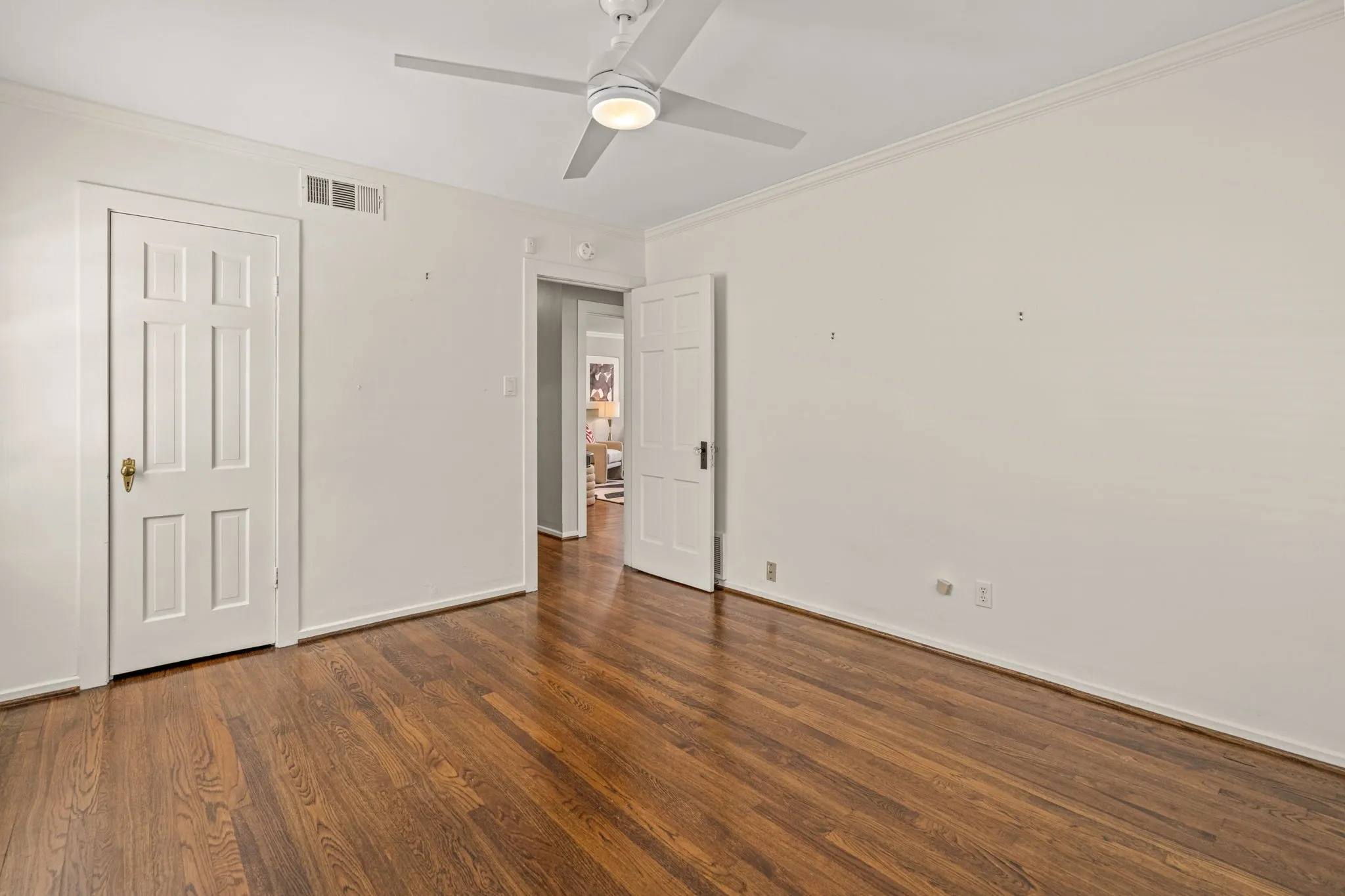 Single Family Residence For Sale in Tarrant County , 4058 Modlin Avenue, Fort Worth, Texas 76107, 3 Bedroom, 2 Bathroom, 1 Garage spaces, 1,884 Sqft, built in 1939, mls#21398980, Real Estate Agent in Fort Worth, Homes For Sale in Tarrant county, Homes For Sale in Fort Worth, Realtor in Fort Worth Texas, Real Estate Brokerage Independent Realty Texas, Luminita Cordes Realtor