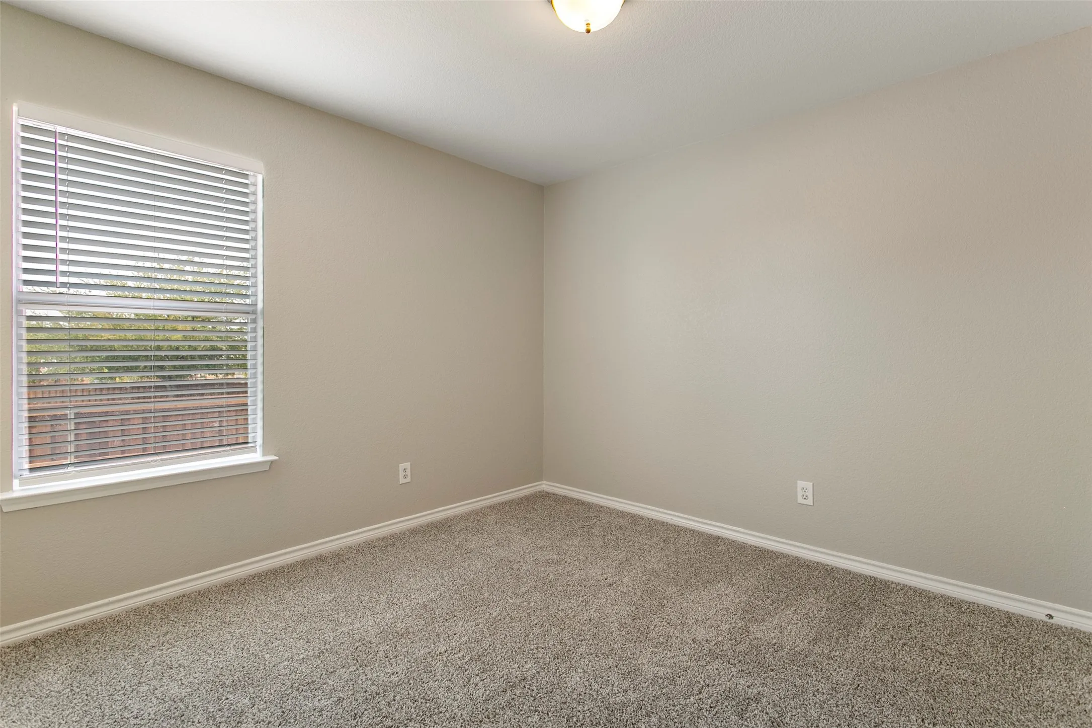 Single Family Residence For Sale in Tarrant County , 14032 Sand Hills Drive, Fort Worth, Texas 76052, 3 Bedroom, 2 Bathroom, 2 Garage spaces, 1,710 Sqft, built in 2006, mls#21383892, Real Estate Agent in Fort Worth, Homes For Sale in Tarrant county, Homes For Sale in Fort Worth, Realtor in Fort Worth Texas, Real Estate Brokerage Independent Realty Texas, Luminita Cordes Realtor