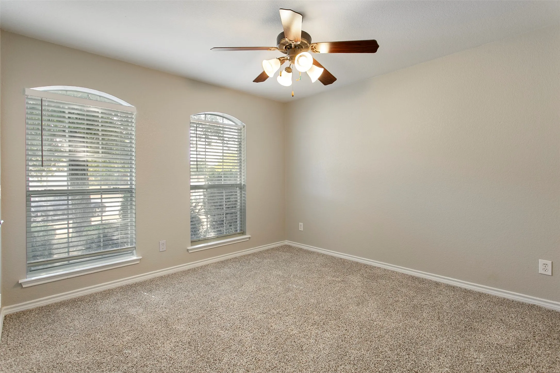 Single Family Residence For Sale in Tarrant County , 14032 Sand Hills Drive, Fort Worth, Texas 76052, 3 Bedroom, 2 Bathroom, 2 Garage spaces, 1,710 Sqft, built in 2006, mls#21383892, Real Estate Agent in Fort Worth, Homes For Sale in Tarrant county, Homes For Sale in Fort Worth, Realtor in Fort Worth Texas, Real Estate Brokerage Independent Realty Texas, Luminita Cordes Realtor
