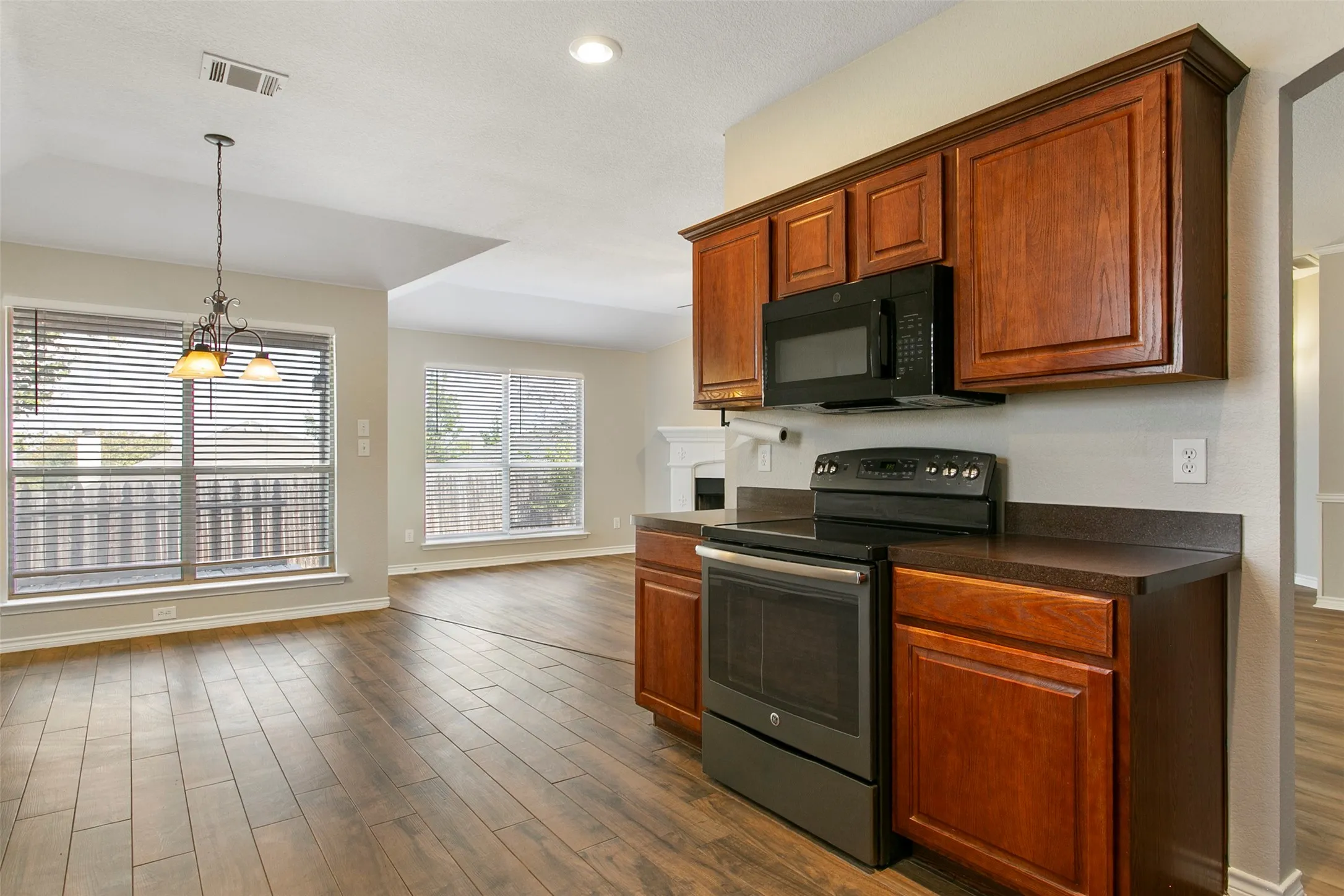 Single Family Residence For Sale in Tarrant County , 14032 Sand Hills Drive, Fort Worth, Texas 76052, 3 Bedroom, 2 Bathroom, 2 Garage spaces, 1,710 Sqft, built in 2006, mls#21383892, Real Estate Agent in Fort Worth, Homes For Sale in Tarrant county, Homes For Sale in Fort Worth, Realtor in Fort Worth Texas, Real Estate Brokerage Independent Realty Texas, Luminita Cordes Realtor