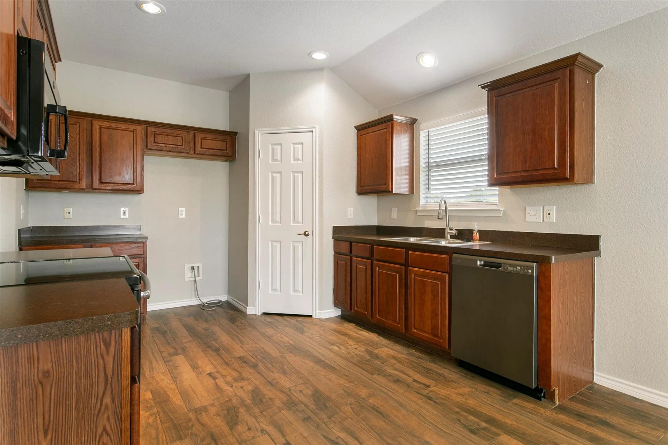 Single Family Residence For Sale in Tarrant County , 14032 Sand Hills Drive, Fort Worth, Texas 76052, 3 Bedroom, 2 Bathroom, 2 Garage spaces, 1,710 Sqft, built in 2006, mls#21383892, Real Estate Agent in Fort Worth, Homes For Sale in Tarrant county, Homes For Sale in Fort Worth, Realtor in Fort Worth Texas, Real Estate Brokerage Independent Realty Texas, Luminita Cordes Realtor